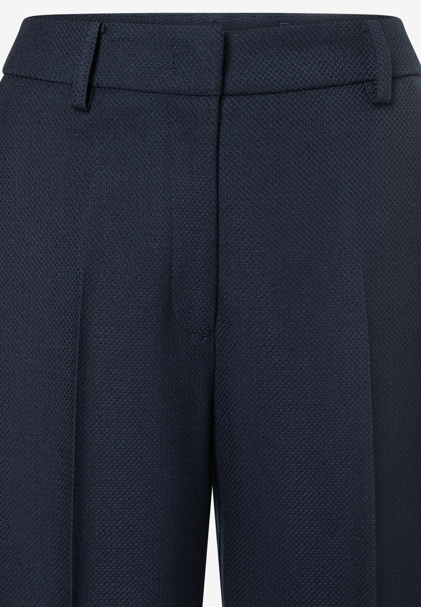 Detailaufnahme einer marineblauen MORE & MORE Hose mit feiner Struktur. Detailaufnahme einer marineblauen MORE & MORE Hose mit feiner Struktur.