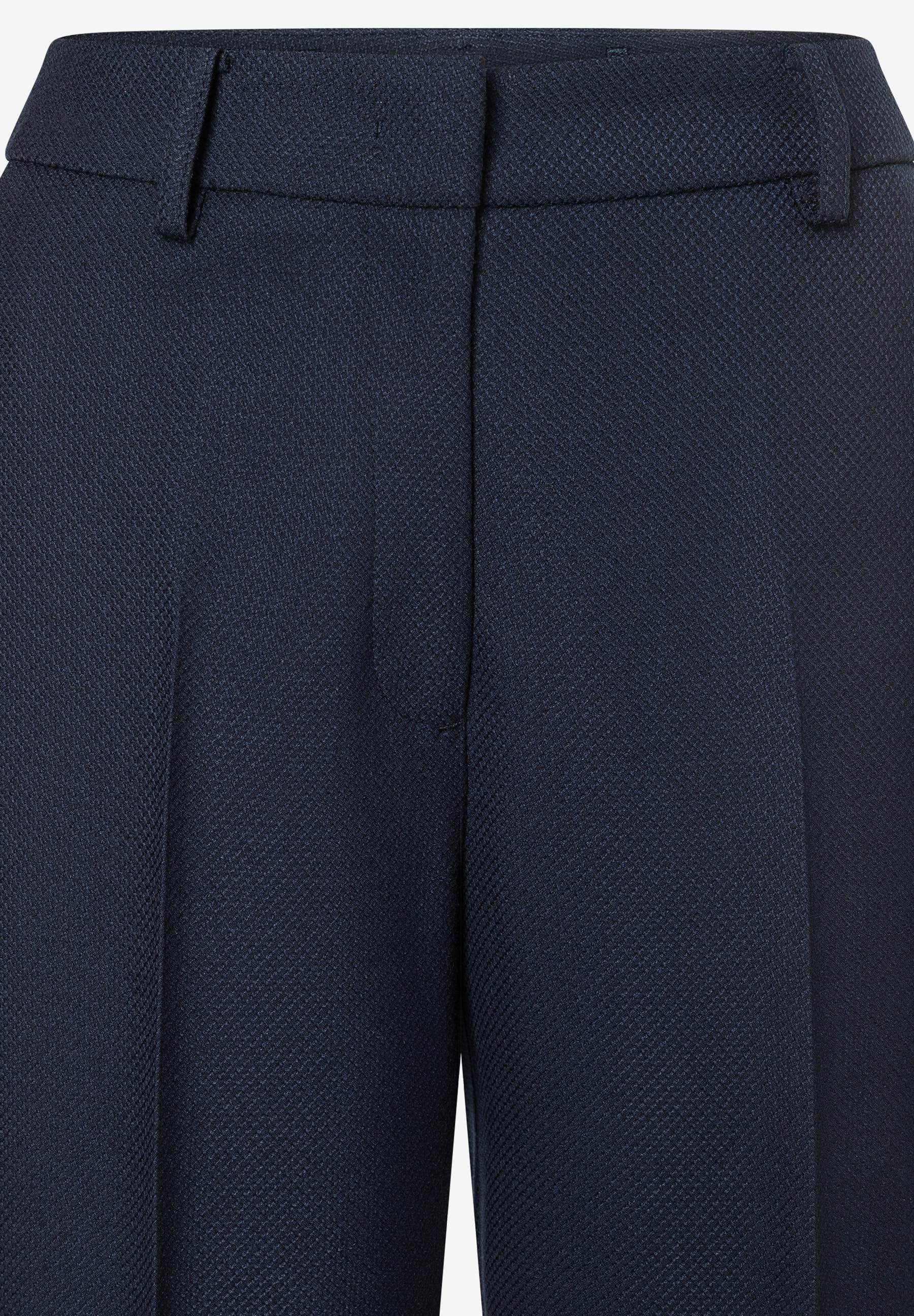 Detailaufnahme einer marineblauen MORE & MORE Hose mit feiner Struktur. Detailaufnahme einer marineblauen MORE & MORE Hose mit feiner Struktur.