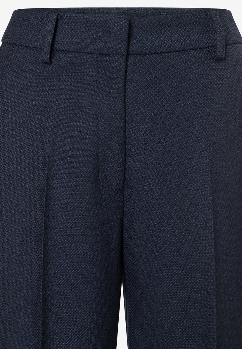 Detailaufnahme einer marineblauen MORE & MORE Hose mit feiner Struktur. Detailaufnahme einer marineblauen MORE & MORE Hose mit feiner Struktur.