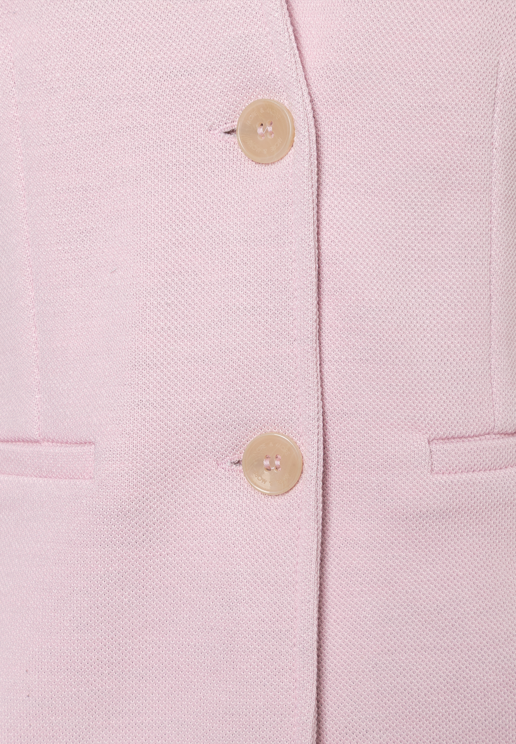 Nahaufnahme eines MORE & MORE Blazers aus Jersey-Piqué mit zwei Knöpfen und angedeuteten Taschen. Nahaufnahme eines MORE & MORE Blazers aus Jersey-Piqué mit zwei Knöpfen und angedeuteten Taschen.