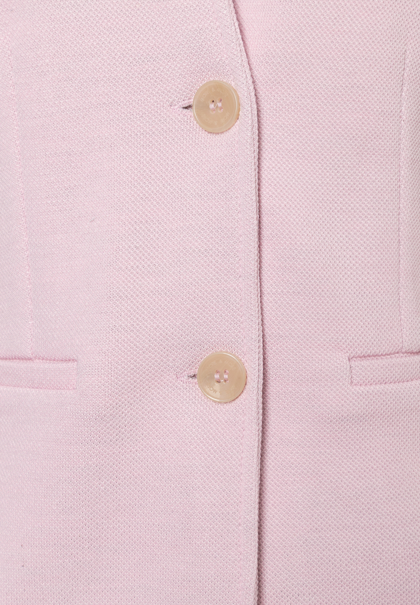 Nahaufnahme eines MORE & MORE Blazers aus Jersey-Piqué mit zwei Knöpfen und angedeuteten Taschen. Nahaufnahme eines MORE & MORE Blazers aus Jersey-Piqué mit zwei Knöpfen und angedeuteten Taschen.