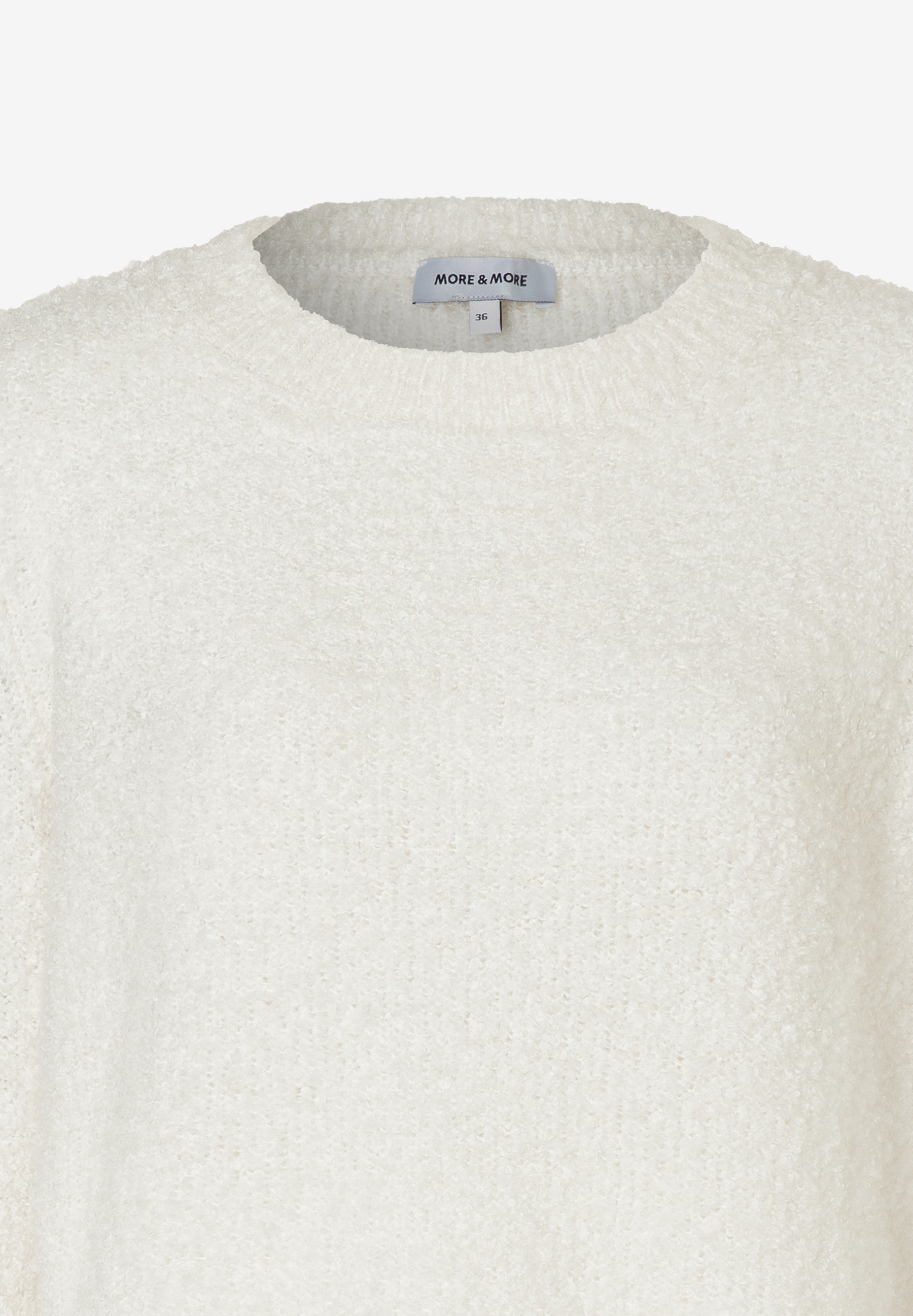 Nahaufnahme eines weißen MORE & MORE Strickpullovers mit Rundhalsausschnitt und Bouclé-Textur. Ein Größenetikett ist sichtbar. Nahaufnahme eines weißen MORE & MORE Strickpullovers mit Rundhalsausschnitt und Bouclé-Textur. Ein Größenetikett ist sichtbar.