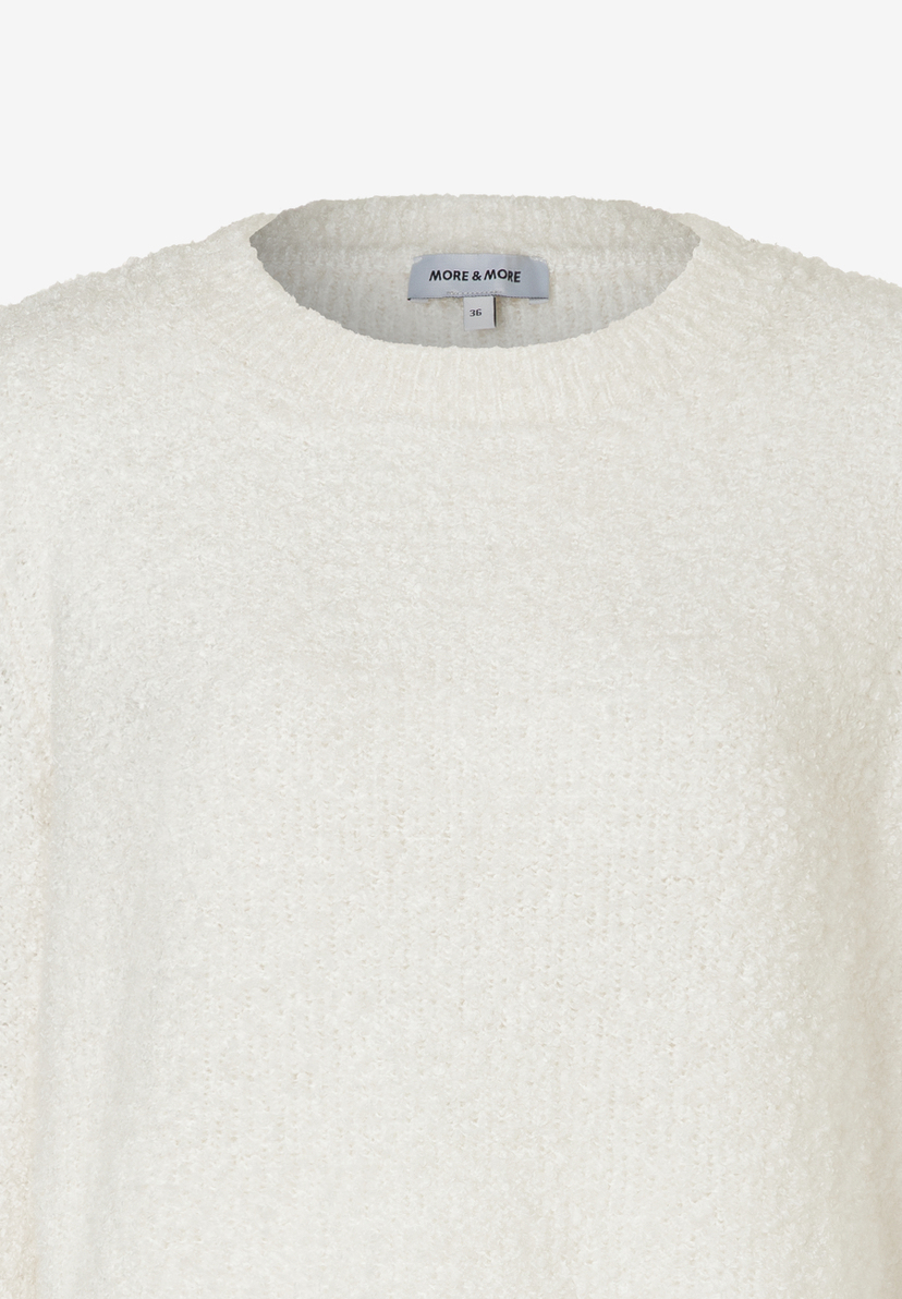 Nahaufnahme eines weißen MORE & MORE Strickpullovers mit Rundhalsausschnitt und Bouclé-Textur. Ein Größenetikett ist sichtbar. Nahaufnahme eines weißen MORE & MORE Strickpullovers mit Rundhalsausschnitt und Bouclé-Textur. Ein Größenetikett ist sichtbar.