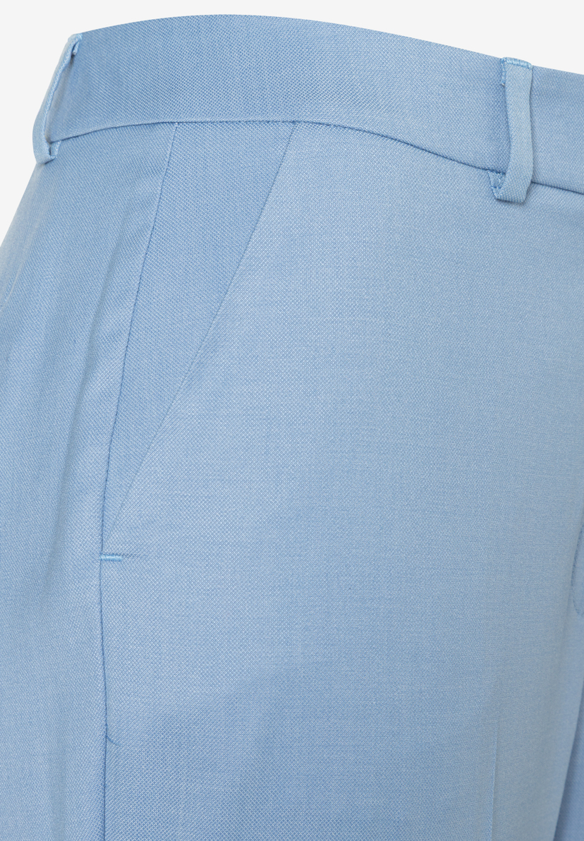 Nahaufnahme einer hellblauen MORE & MORE Hose/Jeans aus Stretch-Webware, mit Bund und Taschendetail. Nahaufnahme einer hellblauen MORE & MORE Hose/Jeans aus Stretch-Webware, mit Bund und Taschendetail.