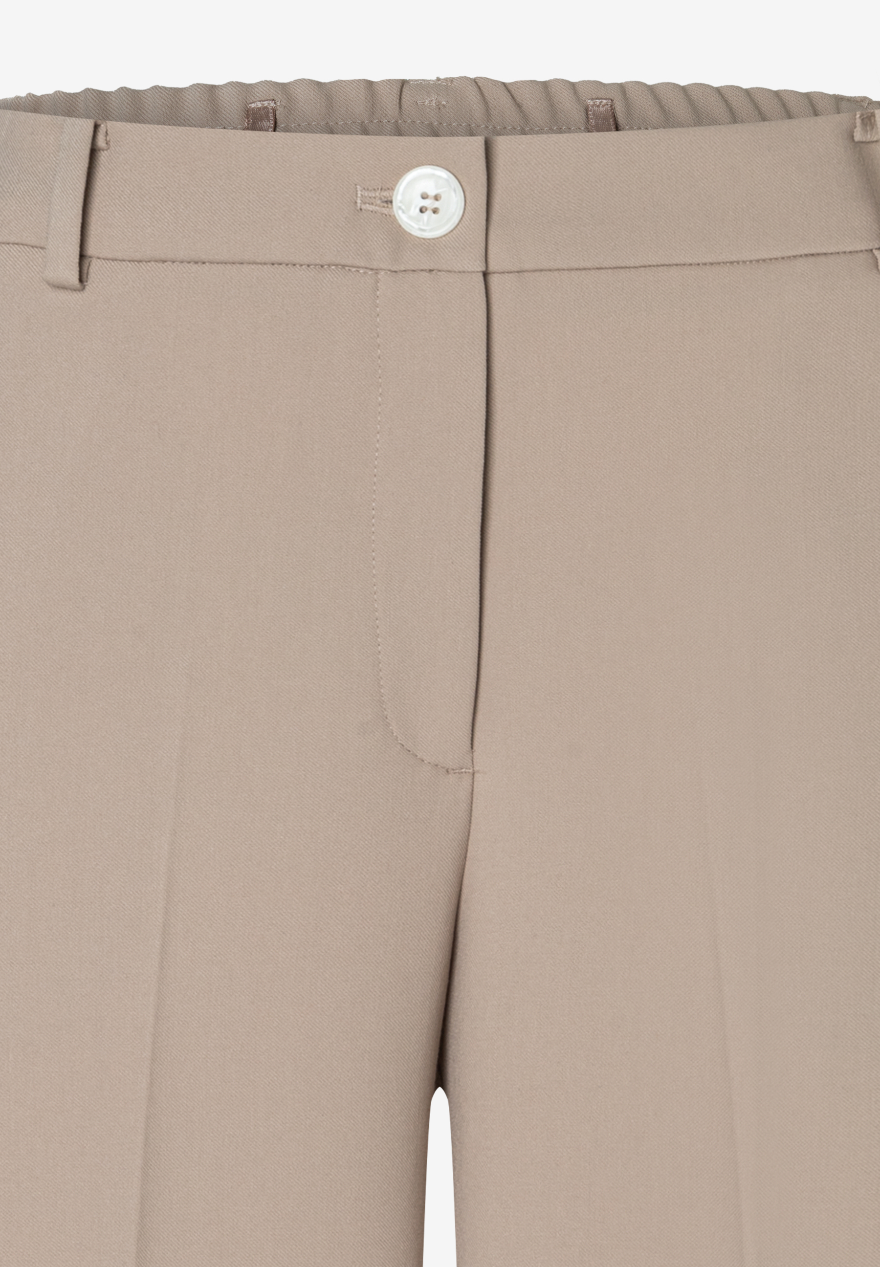 Nahaufnahme einer beigen MORE & MORE Hose mit Knopfverschluss und Webware-Material. Nahaufnahme einer beigen MORE & MORE Hose mit Knopfverschluss und Webware-Material.