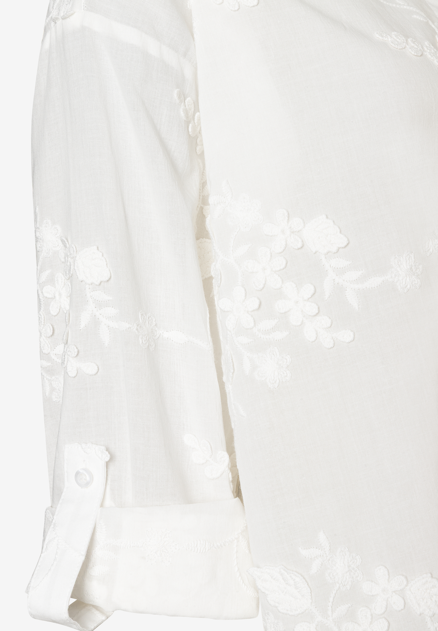 Detailaufnahme einer weißen MORE & MORE Bluse mit floralen Stickereien am Ärmel und Manschetten. Detailaufnahme einer weißen MORE & MORE Bluse mit floralen Stickereien am Ärmel und Manschetten.