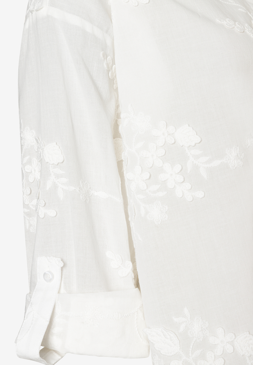 Detailaufnahme einer weißen MORE & MORE Bluse mit floralen Stickereien am Ärmel und Manschetten. Detailaufnahme einer weißen MORE & MORE Bluse mit floralen Stickereien am Ärmel und Manschetten.
