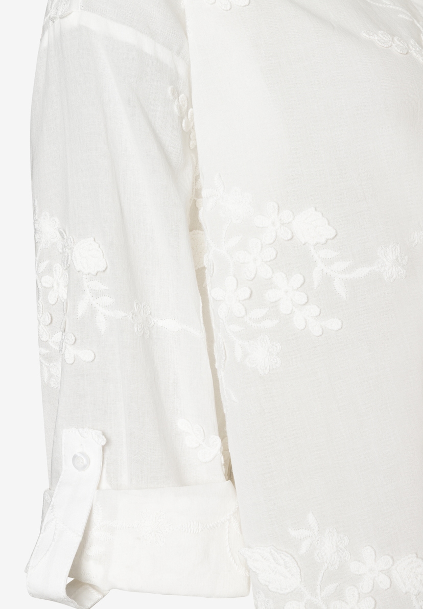Detailaufnahme einer weißen MORE & MORE Bluse mit floralen Stickereien am Ärmel und Manschetten. Detailaufnahme einer weißen MORE & MORE Bluse mit floralen Stickereien am Ärmel und Manschetten.