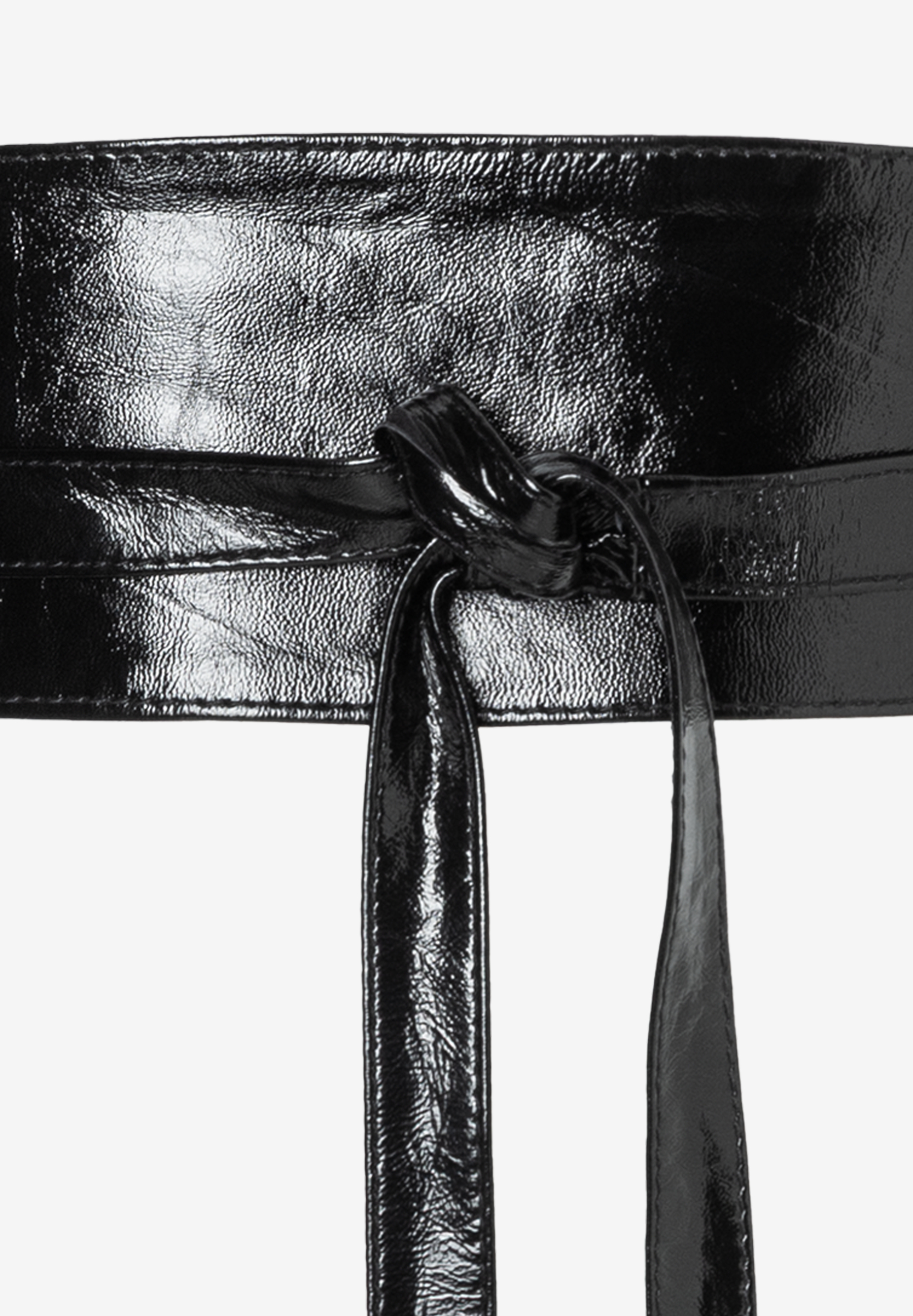 Nahaufnahme eines glänzenden, schwarzen MORE & MORE Gürtels mit Wickel-Detail vor weißem Hintergrund.