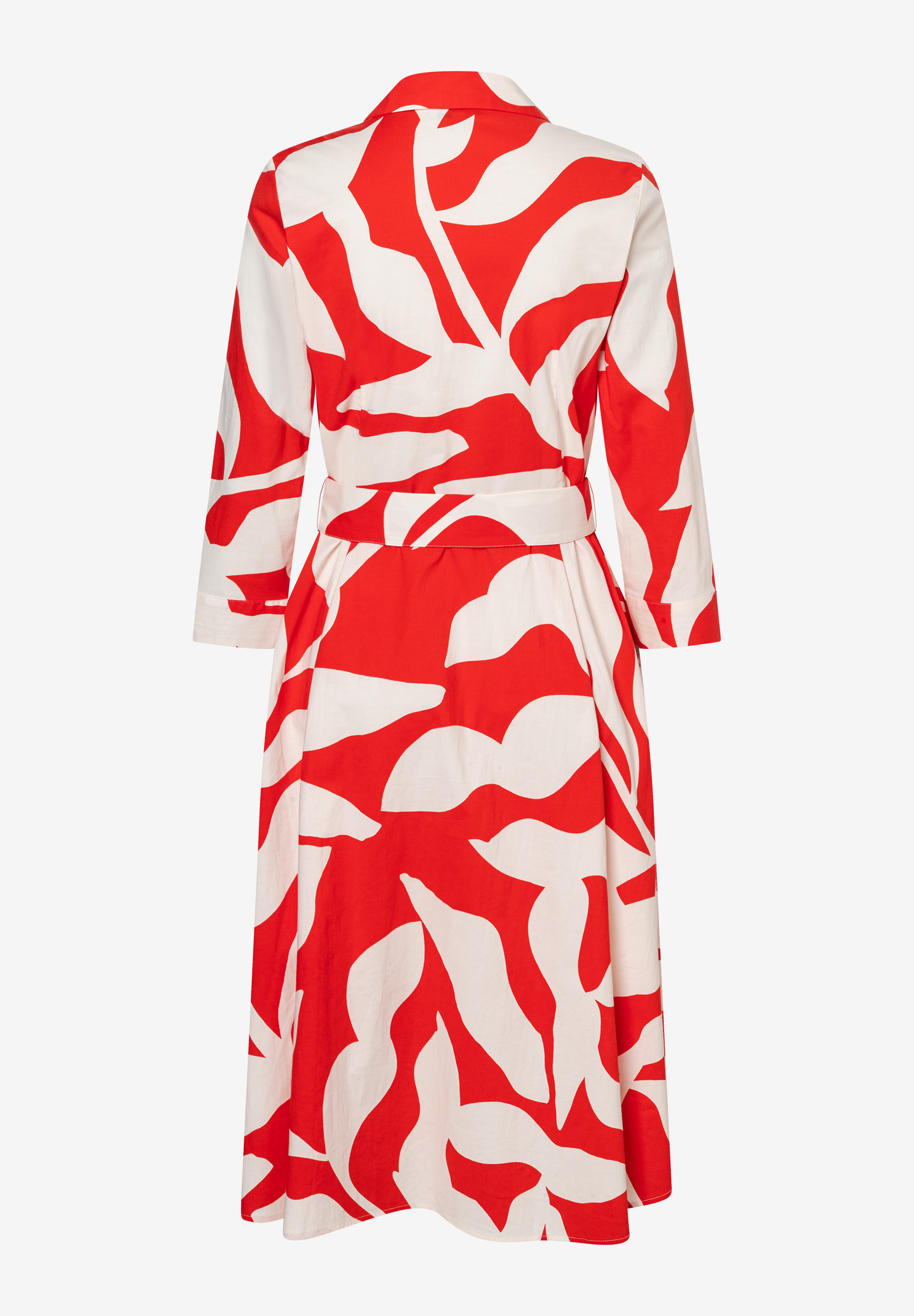 Ein MORE & MORE Oberteil, ein Kleid mit auffälligem, rot-weißem Muster und Bindegürtel, fotografiert von hinten. Ein MORE & MORE Oberteil, ein Kleid mit auffälligem, rot-weißem Muster und Bindegürtel, fotografiert von hinten.