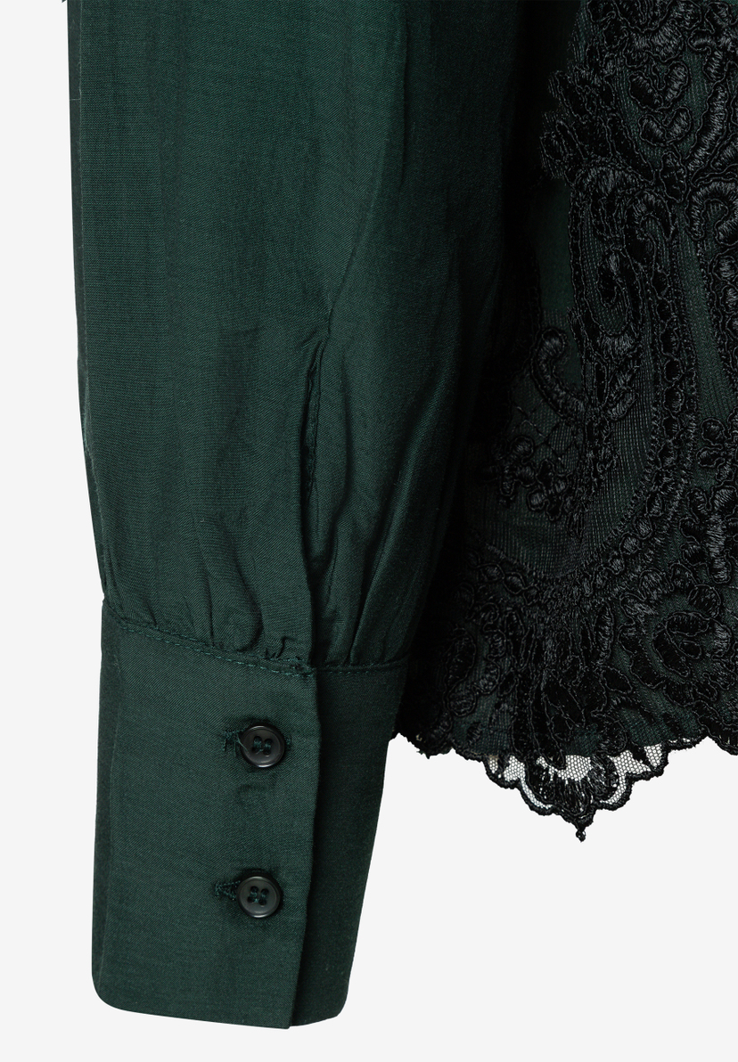 MORE & MORE Bluse: Dunkelgrüne Bluse mit schwarzer Spitze am Ausschnitt und schwarzem Knopfverschluss am Ärmelbündchen.