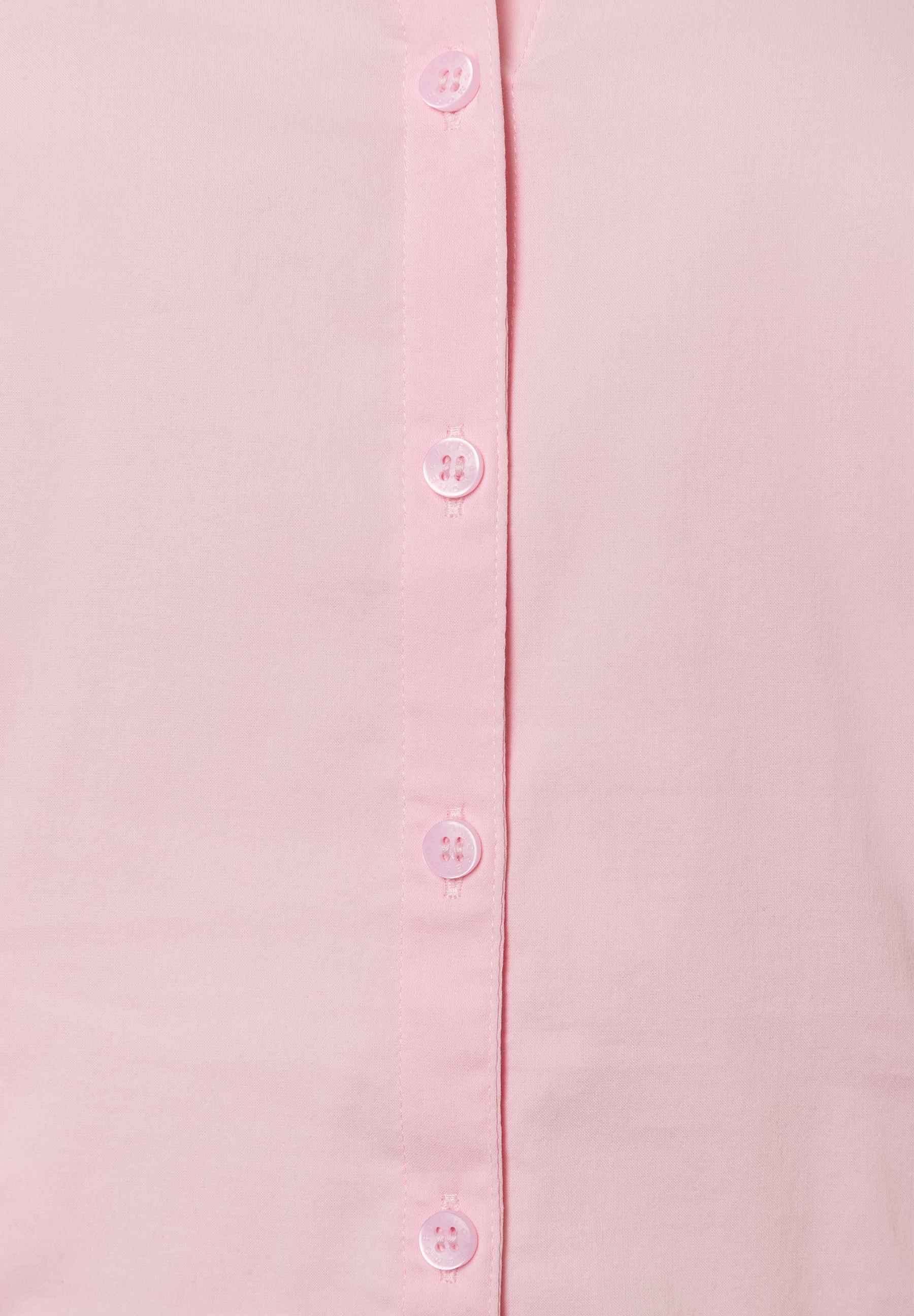 Nahaufnahme einer hellrosa MORE & MORE Bluse aus Popeline mit Knopfleiste. Nahaufnahme einer hellrosa MORE & MORE Bluse aus Popeline mit Knopfleiste.