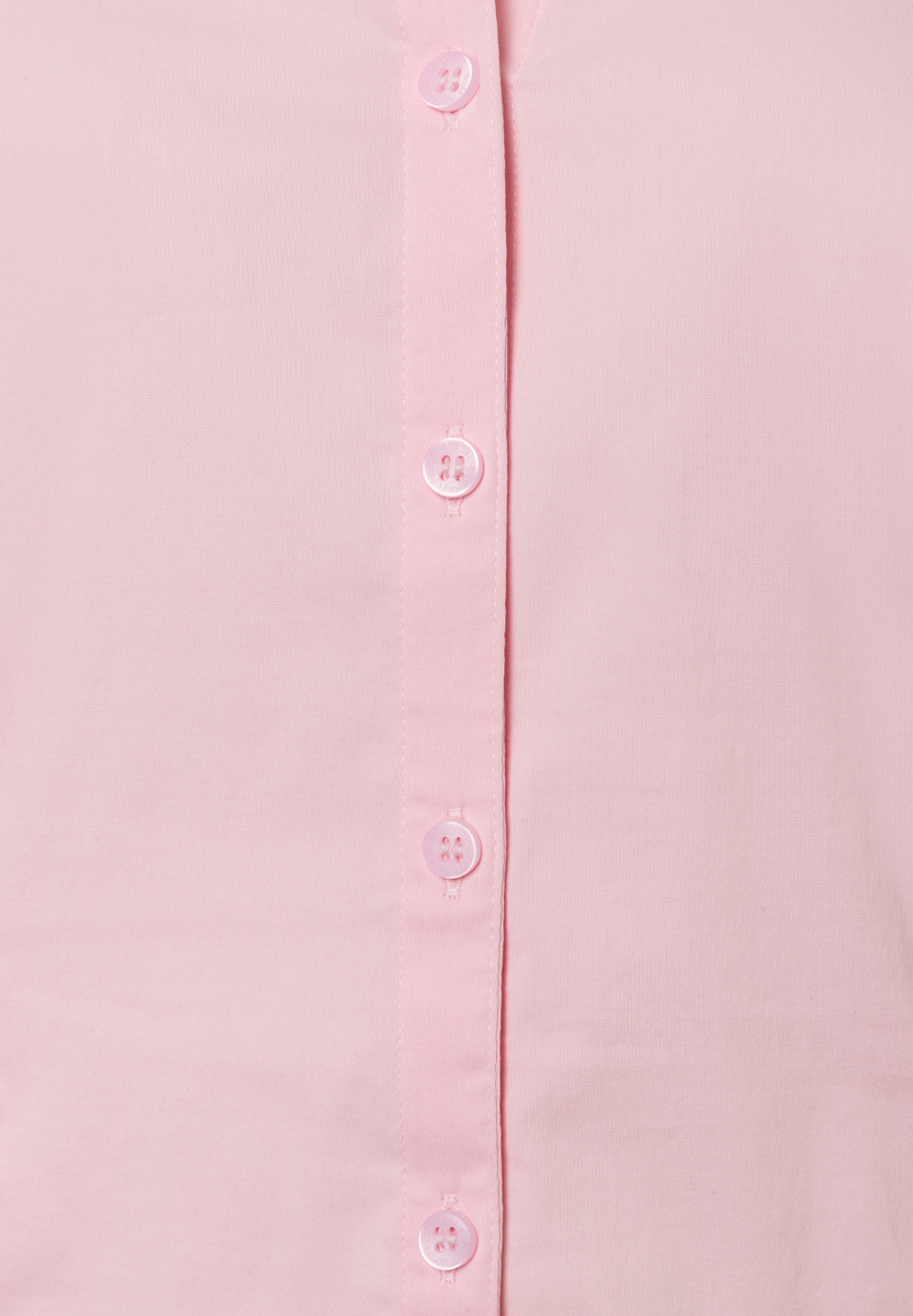 Nahaufnahme einer hellrosa MORE & MORE Bluse aus Popeline mit Knopfleiste. Nahaufnahme einer hellrosa MORE & MORE Bluse aus Popeline mit Knopfleiste.