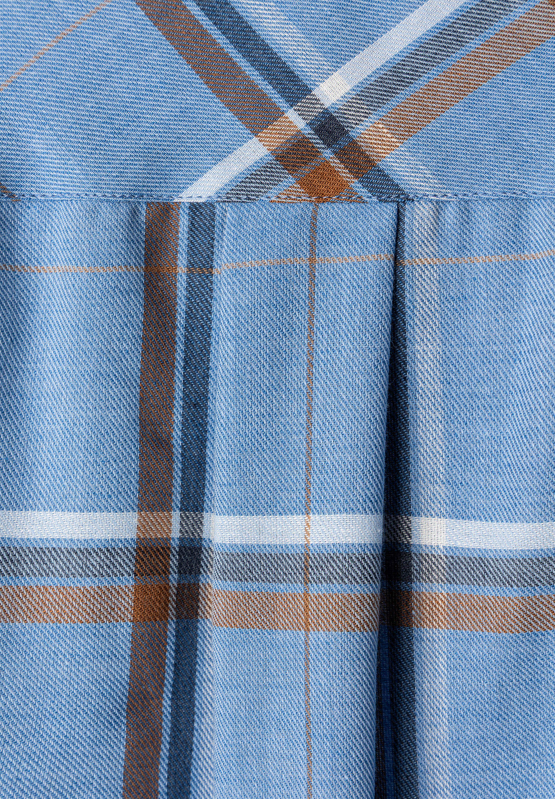 MORE & MORE Bluse aus blauer Webware mit Karomuster in Braun, Dunkelblau und Weiß.