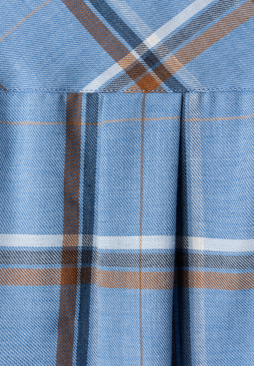 MORE & MORE Bluse aus blauer Webware mit Karomuster in Braun, Dunkelblau und Weiß.