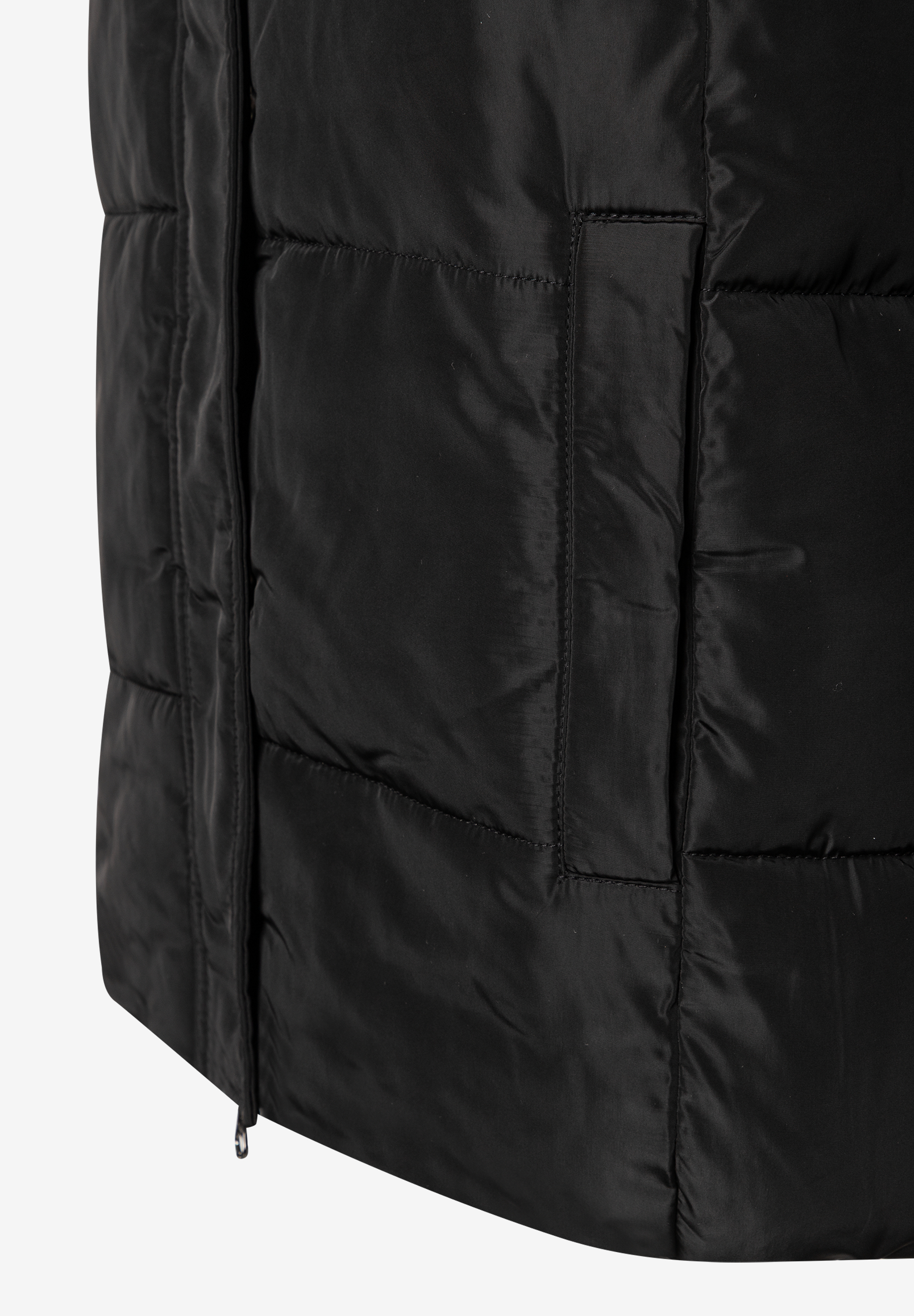 Detailaufnahme eines schwarzen MORE & MORE Oberteils mit gestepptem Design und diskretem Reißverschluss. Detailaufnahme eines schwarzen MORE & MORE Oberteils mit gestepptem Design und diskretem Reißverschluss.