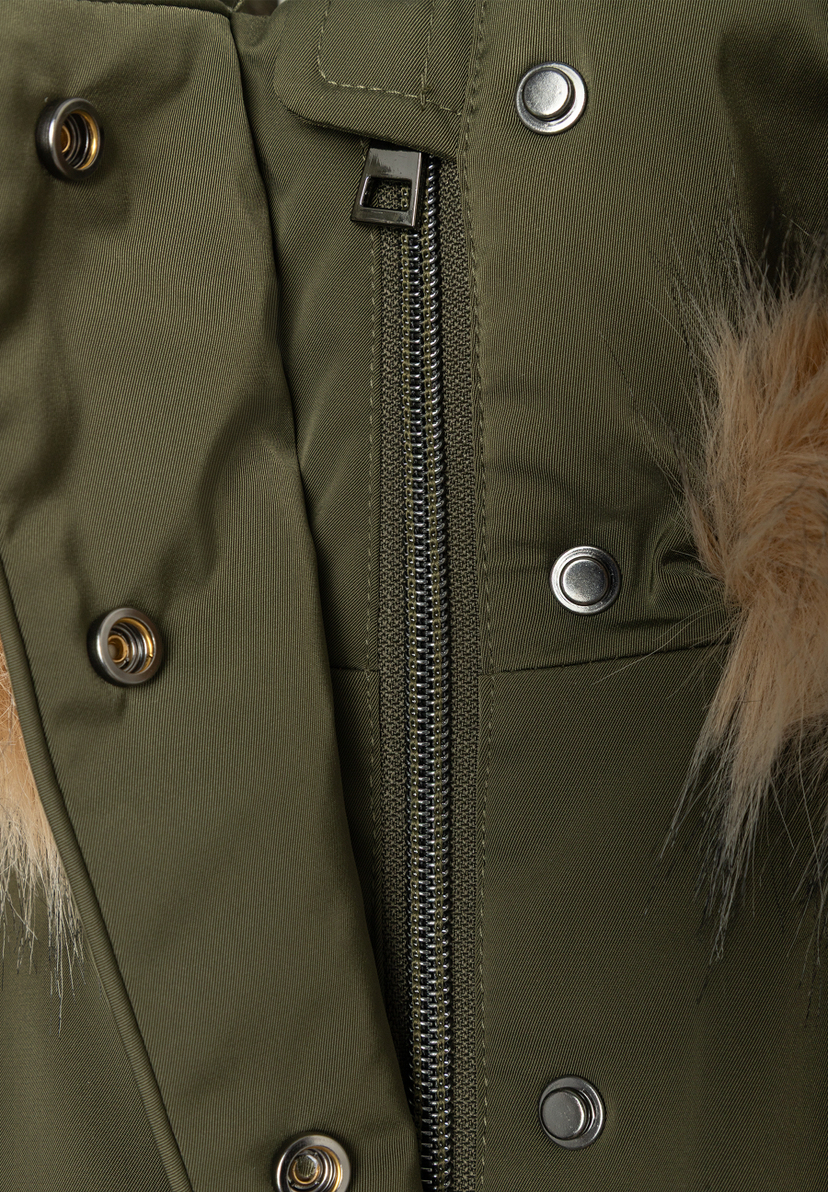 Nahaufnahme einer olivgrünen MORE & MORE Jacke mit Reißverschluss, Druckknöpfen und Fellbesatz an der Kapuze.