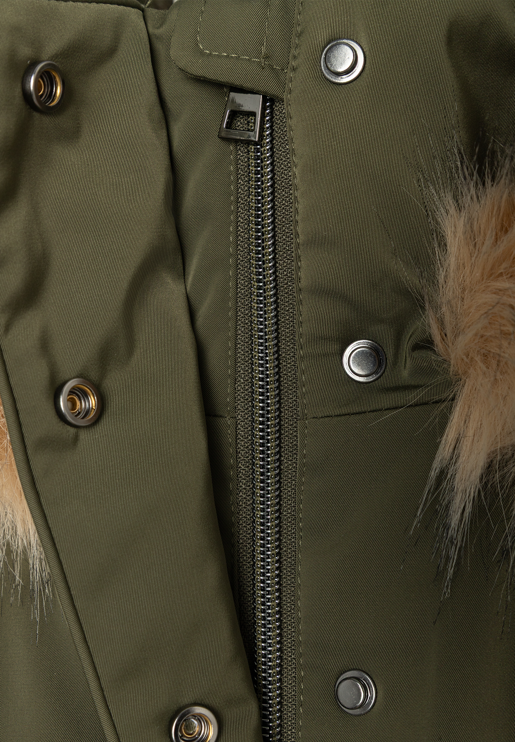 Nahaufnahme einer olivgrünen MORE & MORE Jacke mit Reißverschluss, Druckknöpfen und Fellbesatz an der Kapuze. Nahaufnahme einer olivgrünen MORE & MORE Jacke mit Reißverschluss, Druckknöpfen und Fellbesatz an der Kapuze.