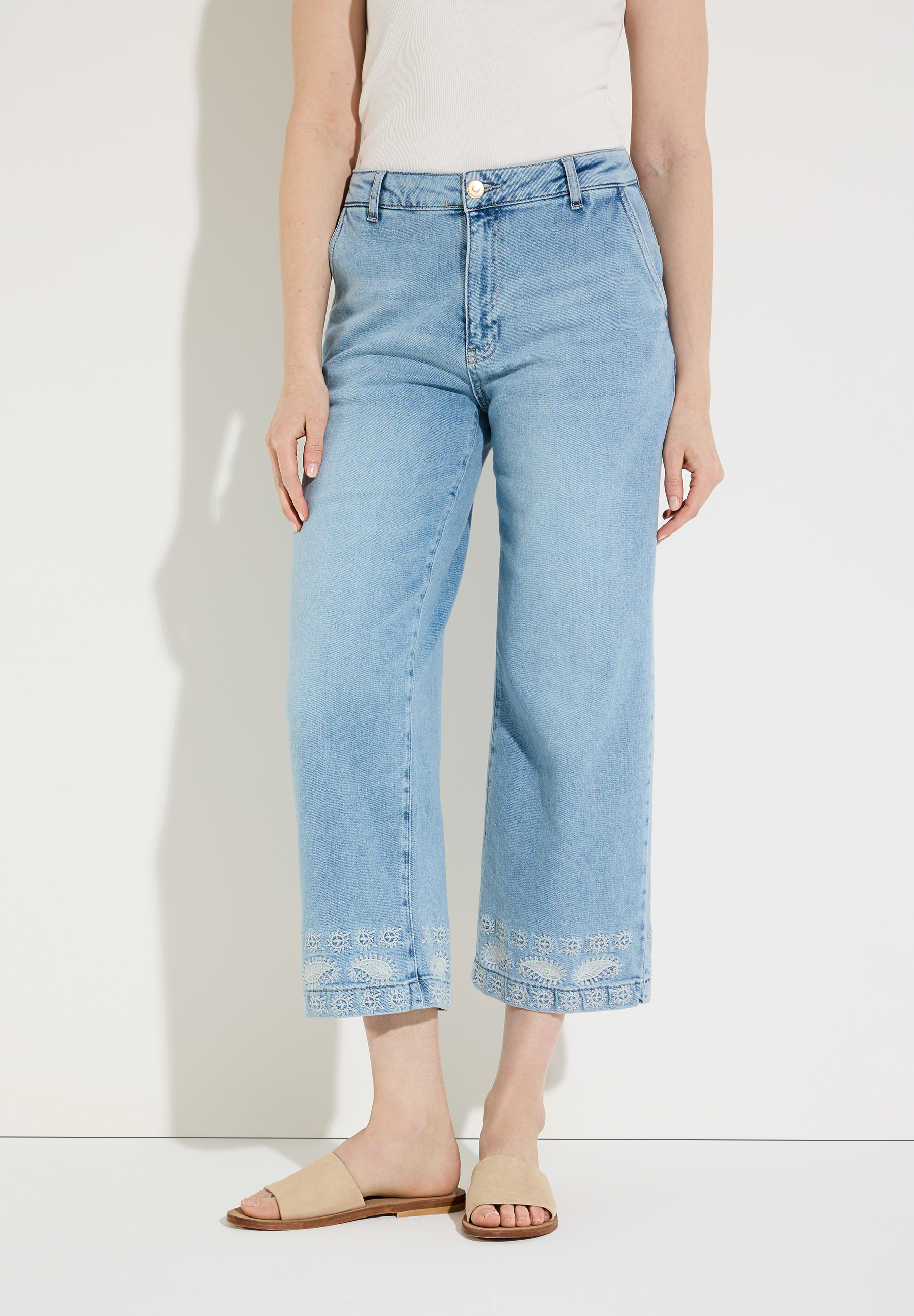 Eine MORE & MORE Jeanshose mit Denim-Material und dekorativer Spitze am Saum wird gezeigt.