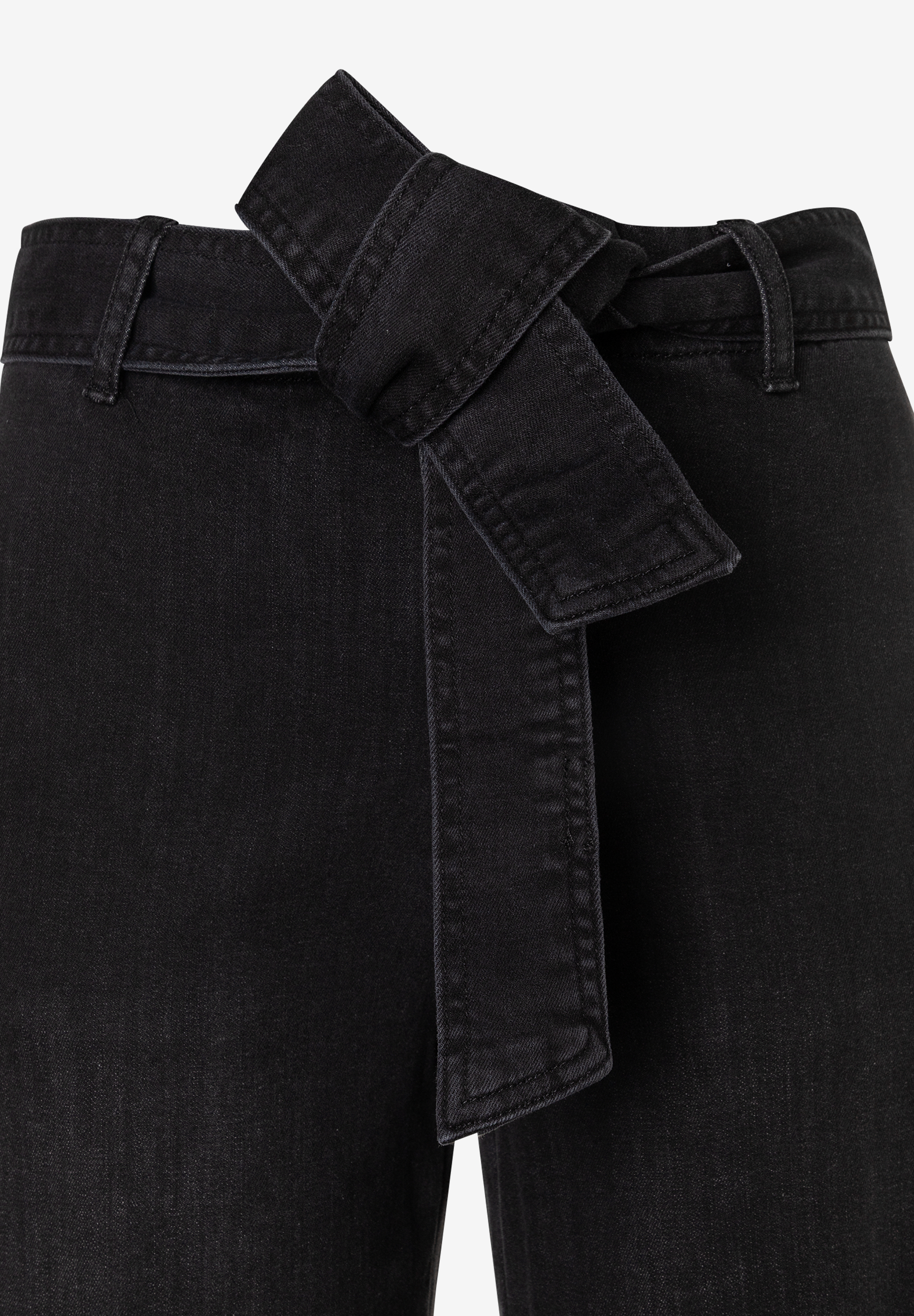 MORE & MORE Jeans: Schwarze Denim-Hose mit hohem Bund und passendem Bindegürtel, eng anliegend mit Gürtelschlaufen.