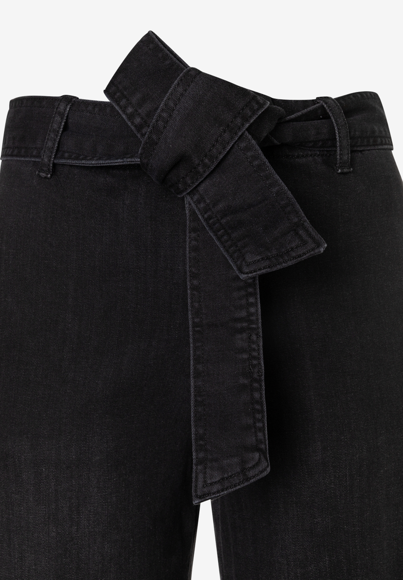 MORE & MORE Jeans: Schwarze Denim-Hose mit hohem Bund und passendem Bindegürtel, eng anliegend mit Gürtelschlaufen. MORE & MORE Jeans: Schwarze Denim-Hose mit hohem Bund und passendem Bindegürtel, eng anliegend mit Gürtelschlaufen.