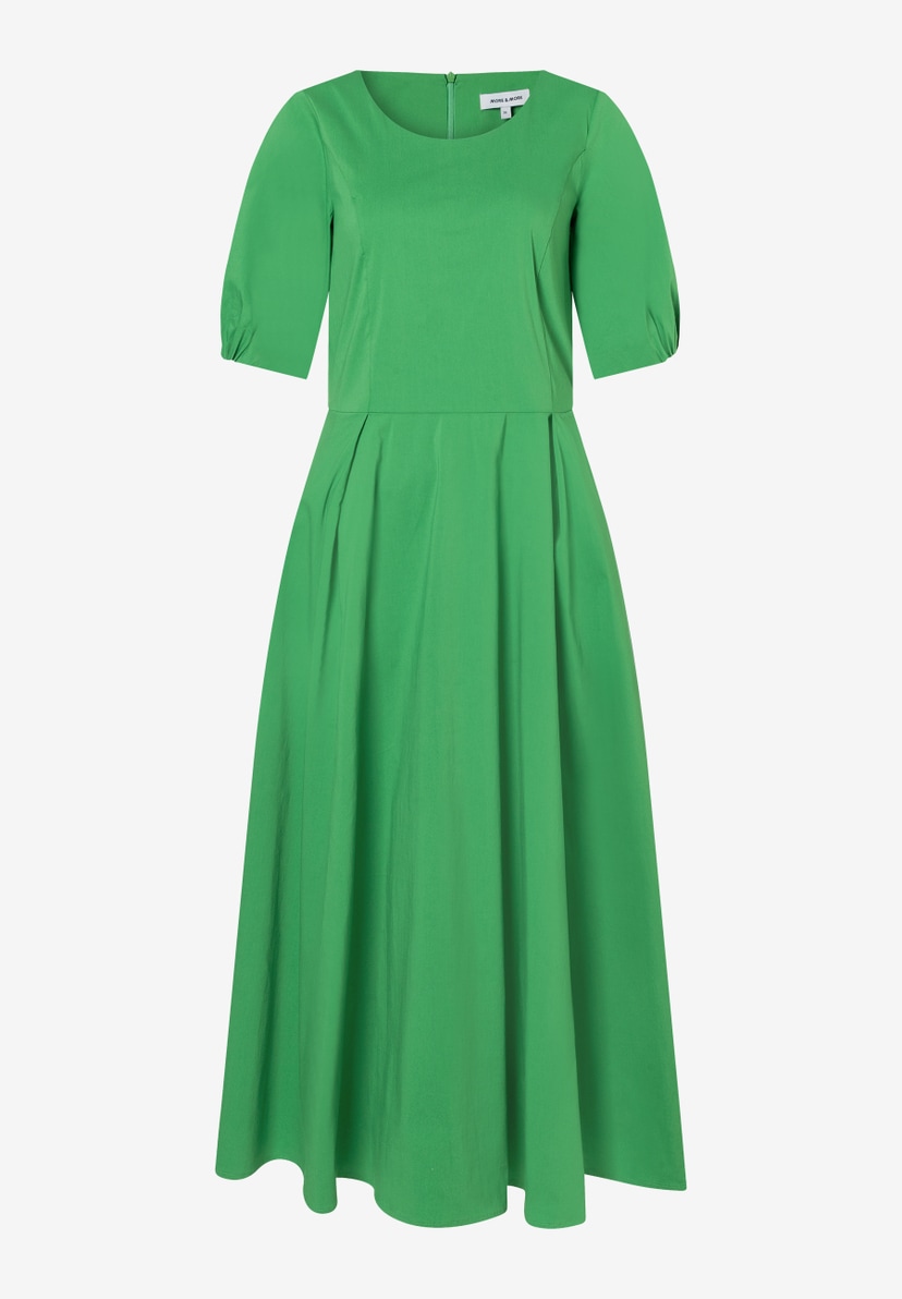 Ein grünes MORE & MORE Popeline Oberteil bzw. Kleid mit kurzen Ärmeln und einem ausgestellten Rockteil. Ein grünes MORE & MORE Popeline Oberteil bzw. Kleid mit kurzen Ärmeln und einem ausgestellten Rockteil.
