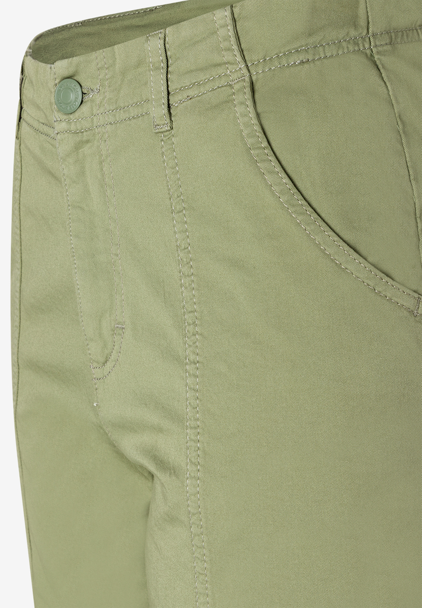 Detailaufnahme einer olivgrünen MORE & MORE Hose aus Twill-Baumwollmischung mit Stretch und Taschennähten. Detailaufnahme einer olivgrünen MORE & MORE Hose aus Twill-Baumwollmischung mit Stretch und Taschennähten.