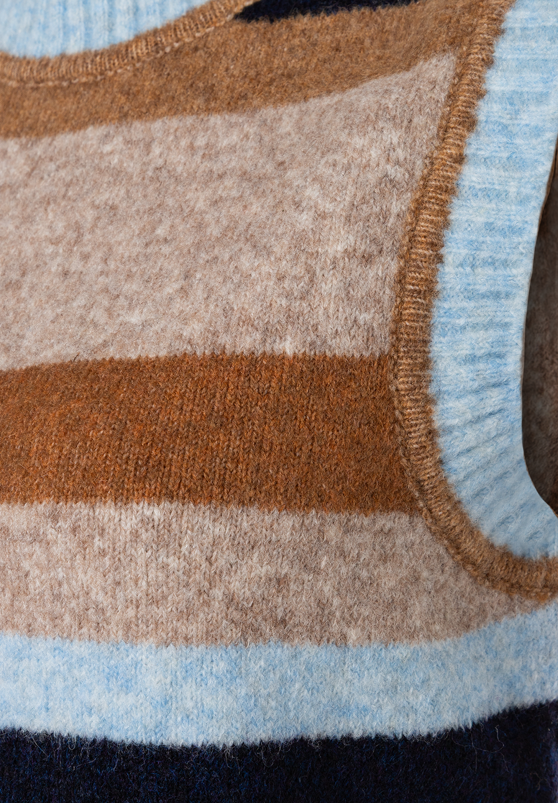 MORE & MORE Pullover: Gestreiftes Strickoberteil in Hellblau, Braun, Beige und Dunkelblau. MORE & MORE Pullover: Gestreiftes Strickoberteil in Hellblau, Braun, Beige und Dunkelblau.