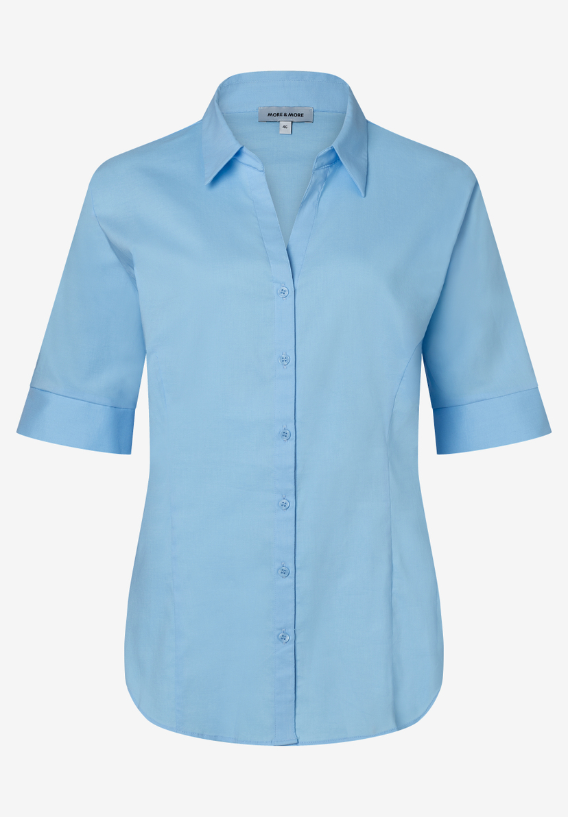 Hellblaue MORE & MORE Bluse mit kurzen Ärmeln und Knopfleiste. Hellblaue MORE & MORE Bluse mit kurzen Ärmeln und Knopfleiste.