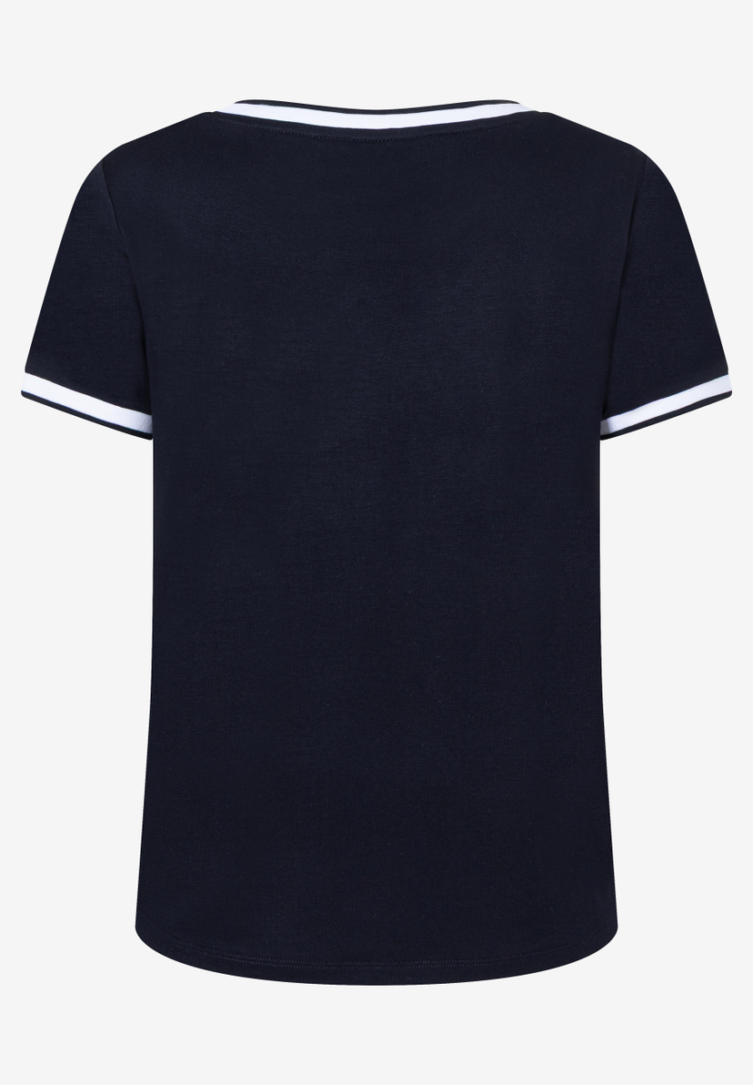 Rückansicht eines dunkelblauen MORE & MORE T-Shirts mit weißen Akzenten am Halsausschnitt und Ärmeln. Rückansicht eines dunkelblauen MORE & MORE T-Shirts mit weißen Akzenten am Halsausschnitt und Ärmeln.