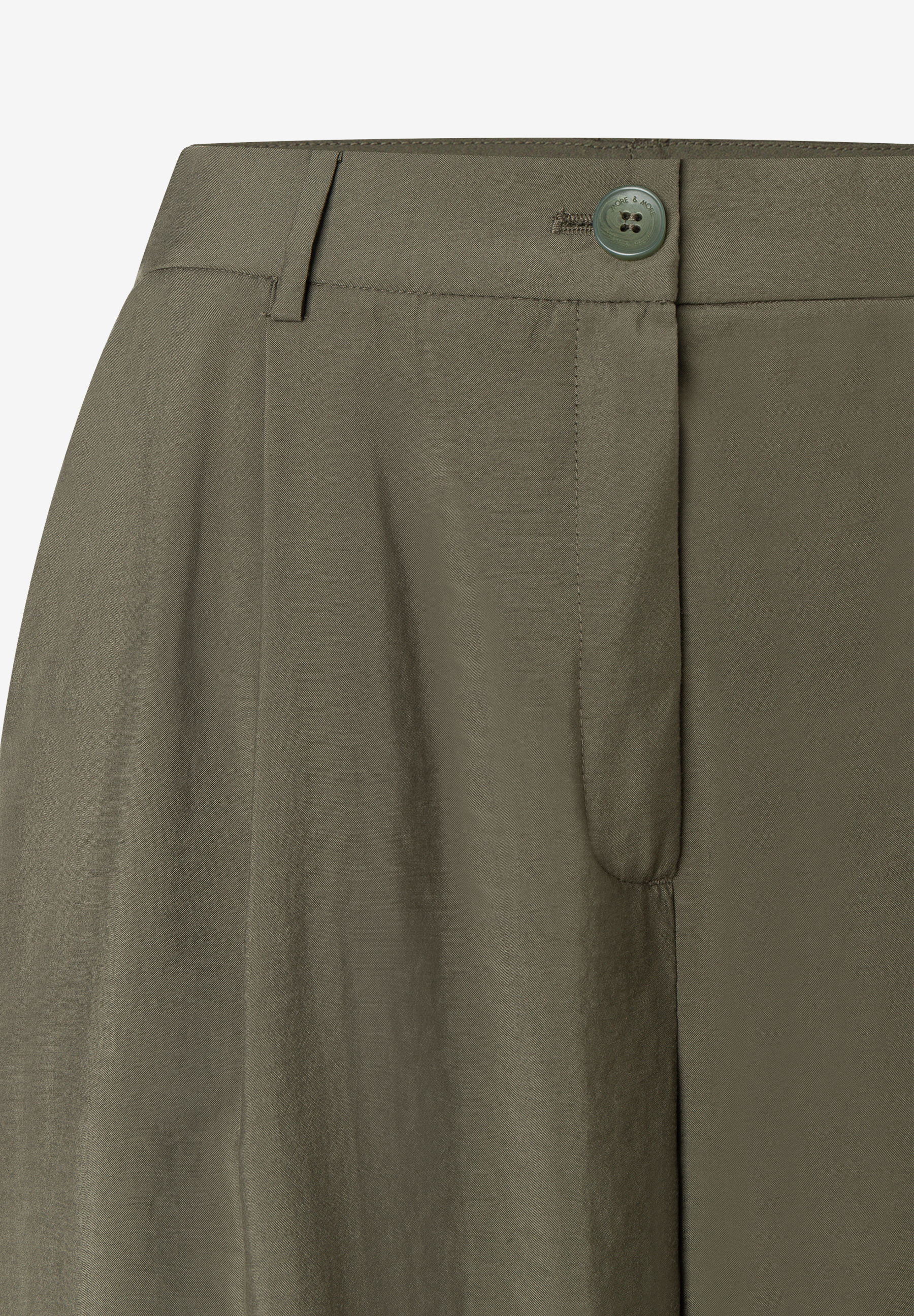 MORE & MORE Jeans: khaki-grüne MORE & MORE Hose mit Logo-Knopf am Bund, Details zur Passform/Schnitt sind sichtbar. MORE & MORE Jeans: khaki-grüne MORE & MORE Hose mit Logo-Knopf am Bund, Details zur Passform/Schnitt sind sichtbar.