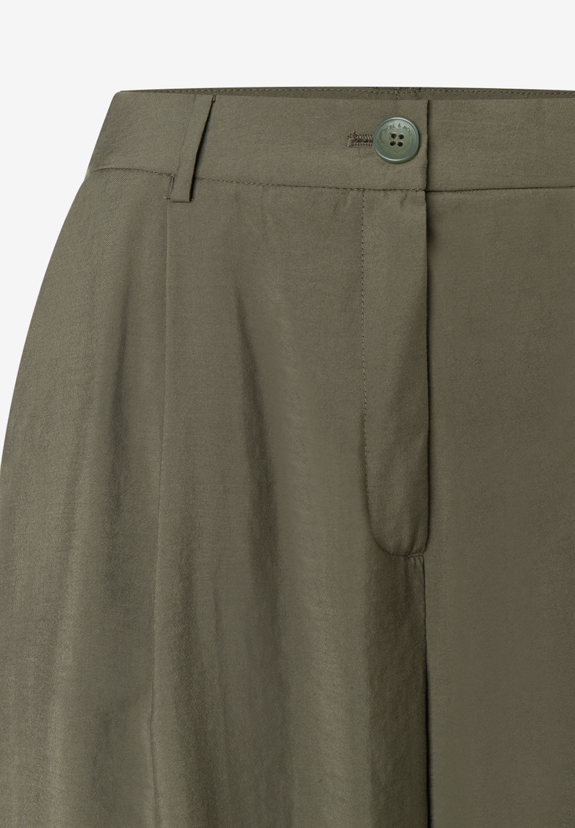 MORE & MORE Jeans: khaki-grüne MORE & MORE Hose mit Logo-Knopf am Bund, Details zur Passform/Schnitt sind sichtbar. MORE & MORE Jeans: khaki-grüne MORE & MORE Hose mit Logo-Knopf am Bund, Details zur Passform/Schnitt sind sichtbar.