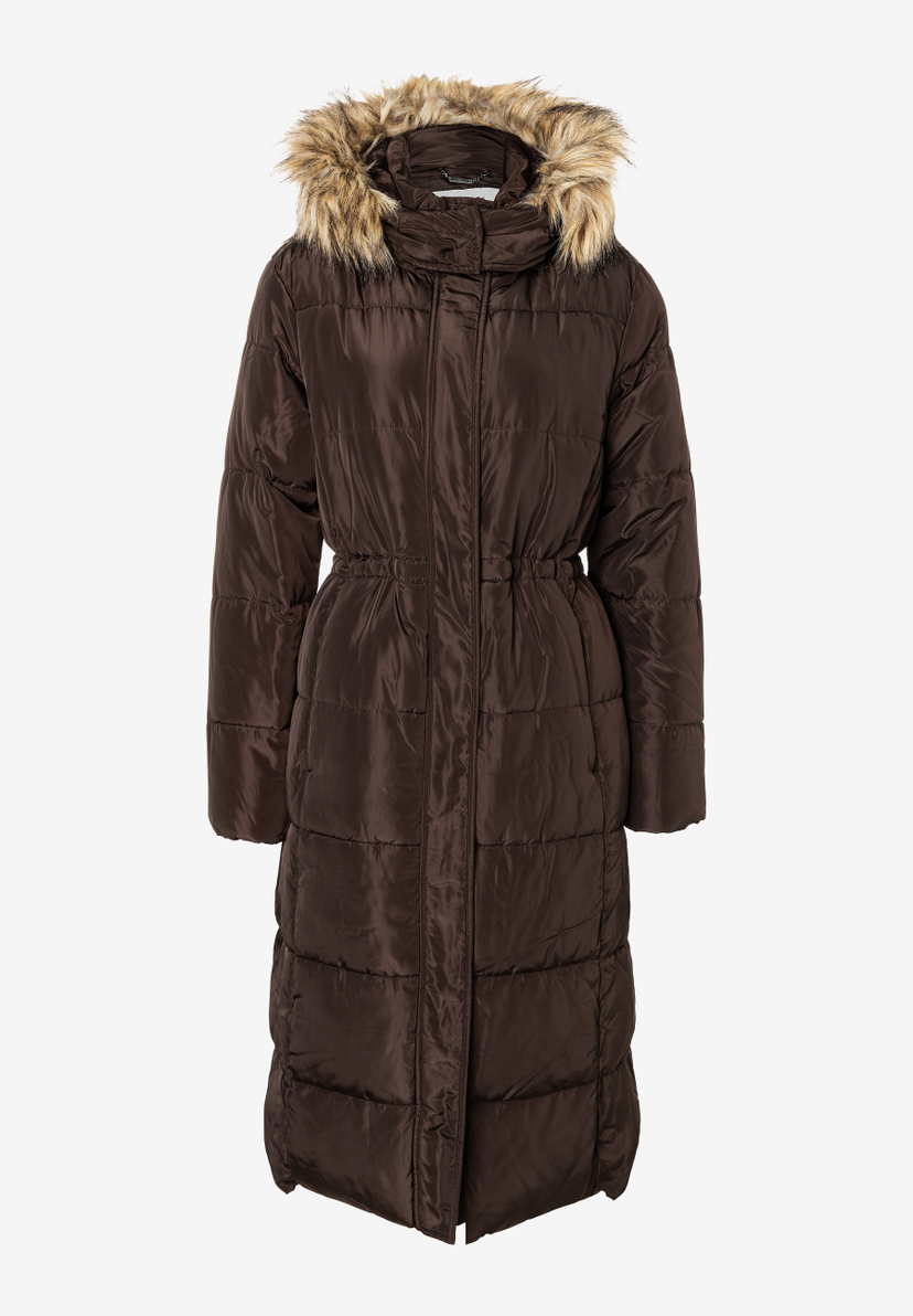 Eine braune, wärmende Steppjacke von MORE & MORE mit Webware und Kunstfell-Kapuze ist auf weißem Grund zu sehen. Eine braune, wärmende Steppjacke von MORE & MORE mit Webware und Kunstfell-Kapuze ist auf weißem Grund zu sehen.
