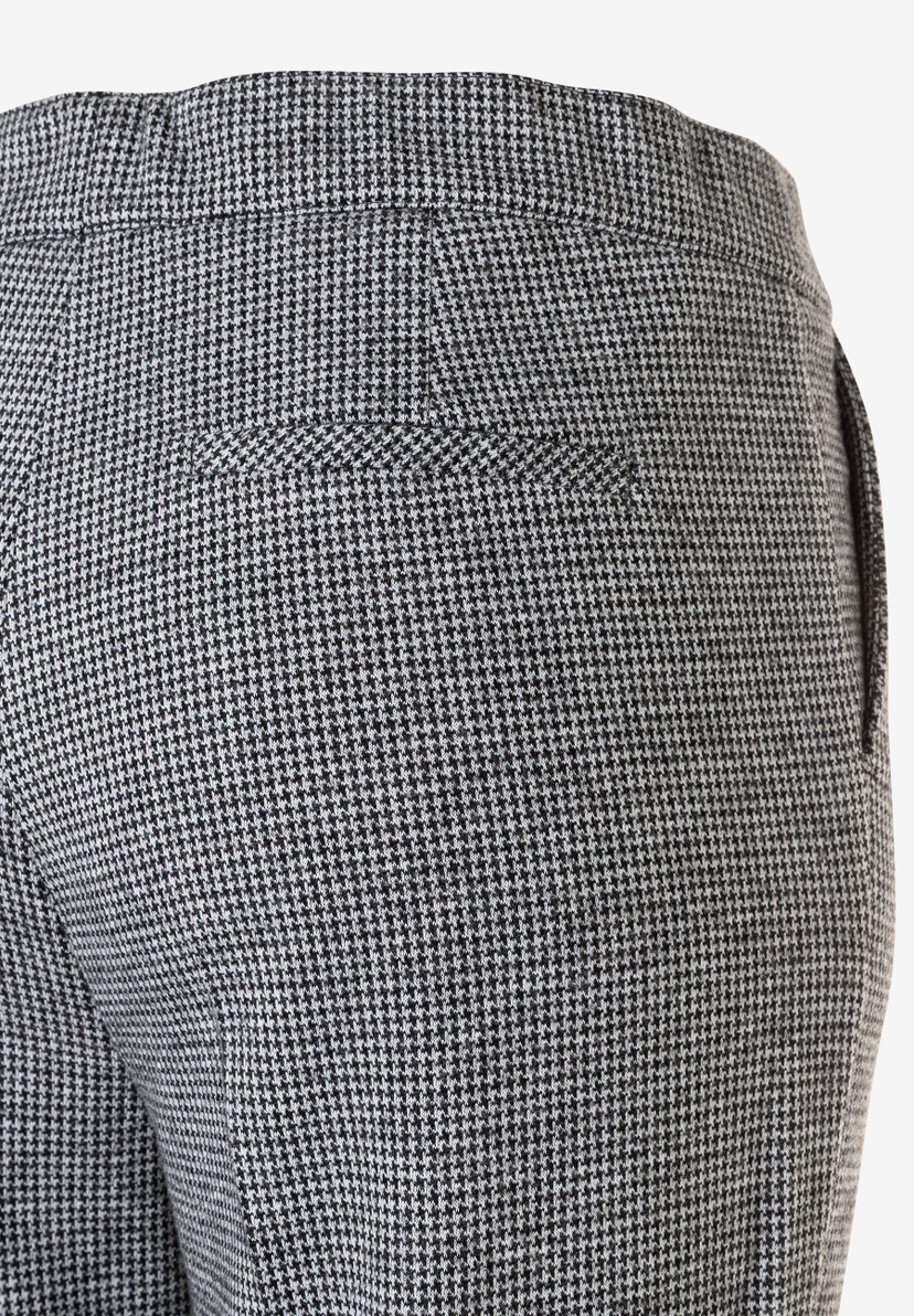 Nahaufnahme der MORE & MORE Hose mit Hahnentrittmuster, elastischem Jersey, angenehmem Tragekomfort und weichem Griff. Nahaufnahme der MORE & MORE Hose mit Hahnentrittmuster, elastischem Jersey, angenehmem Tragekomfort und weichem Griff.