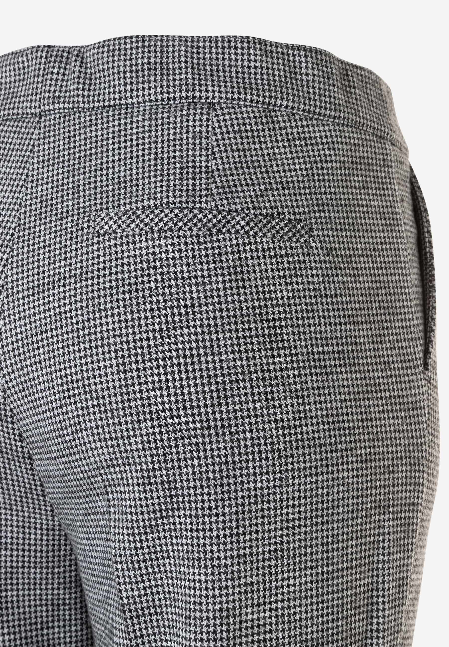 Nahaufnahme der MORE & MORE Hose mit Hahnentrittmuster, elastischem Jersey, angenehmem Tragekomfort und weichem Griff. Nahaufnahme der MORE & MORE Hose mit Hahnentrittmuster, elastischem Jersey, angenehmem Tragekomfort und weichem Griff.
