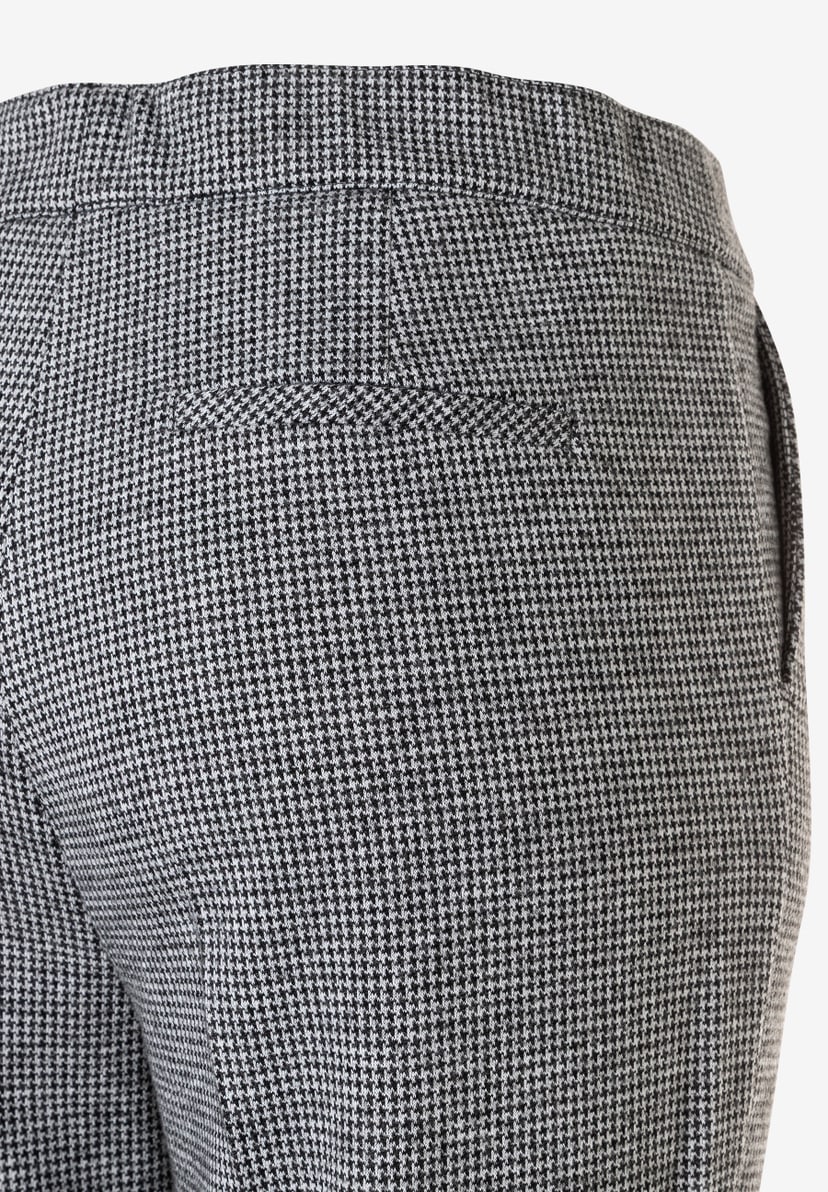 Nahaufnahme der MORE & MORE Hose mit Hahnentrittmuster, elastischem Jersey, angenehmem Tragekomfort und weichem Griff. Nahaufnahme der MORE & MORE Hose mit Hahnentrittmuster, elastischem Jersey, angenehmem Tragekomfort und weichem Griff.