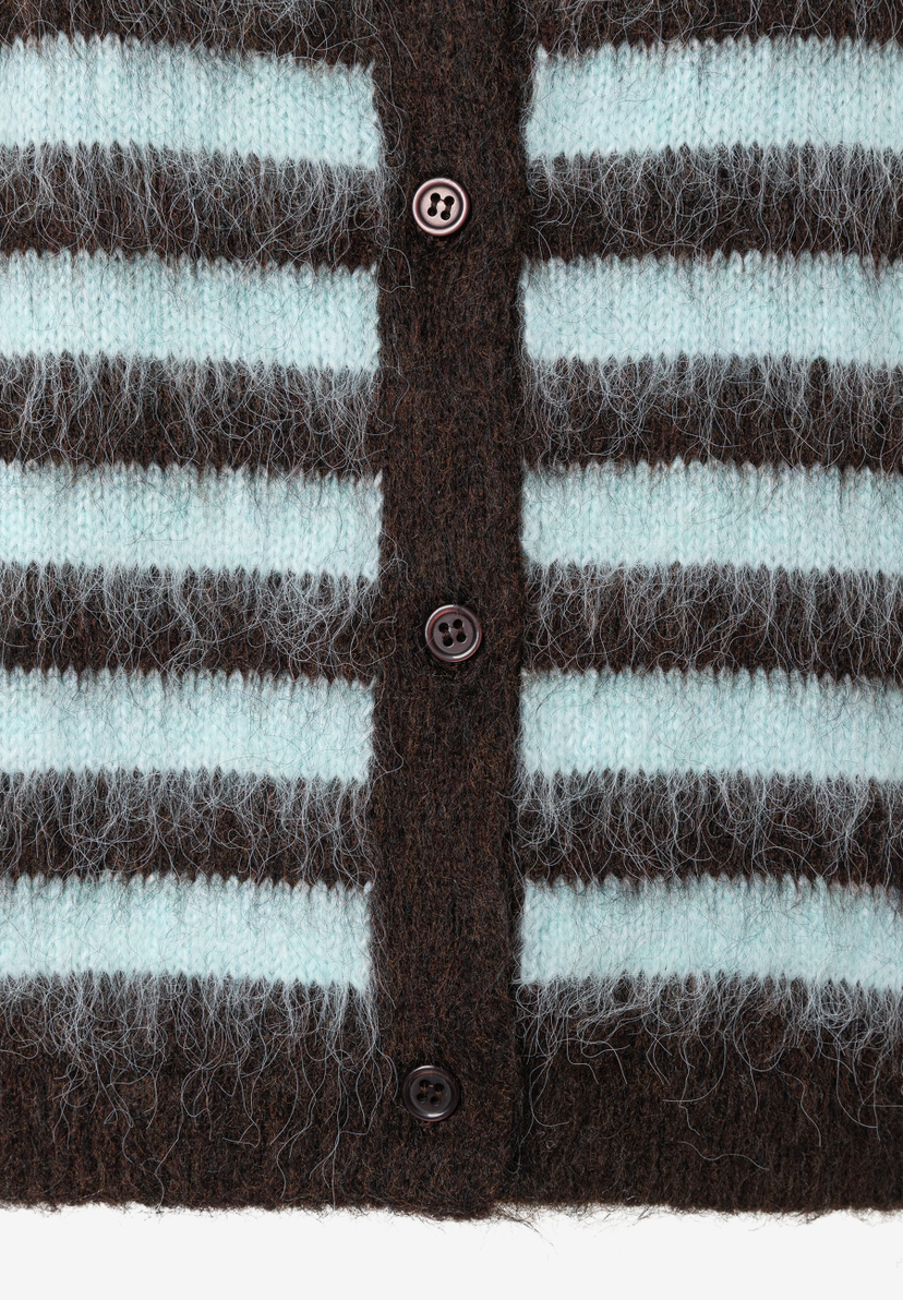 Nahaufnahme eines gestreiften MORE & MORE Strick-Oberteils mit Knöpfen. Nahaufnahme eines gestreiften MORE & MORE Strick-Oberteils mit Knöpfen.