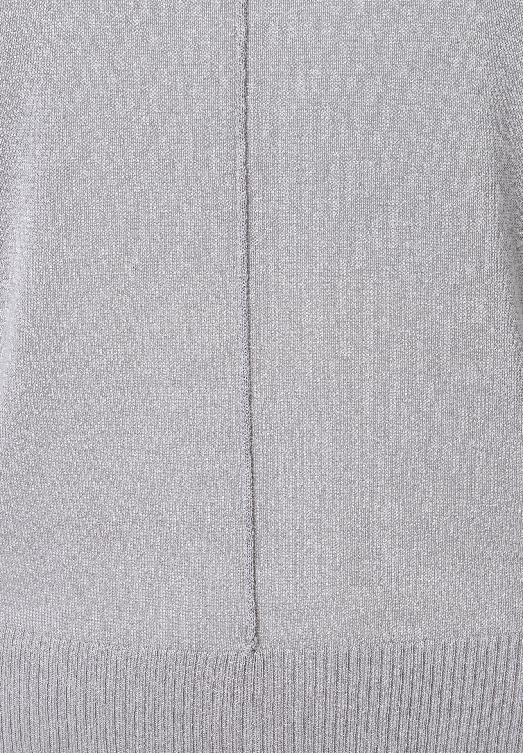 Detailaufnahme eines MORE & MORE Strickpullovers in Hellgrau. Detailaufnahme eines MORE & MORE Strickpullovers in Hellgrau.