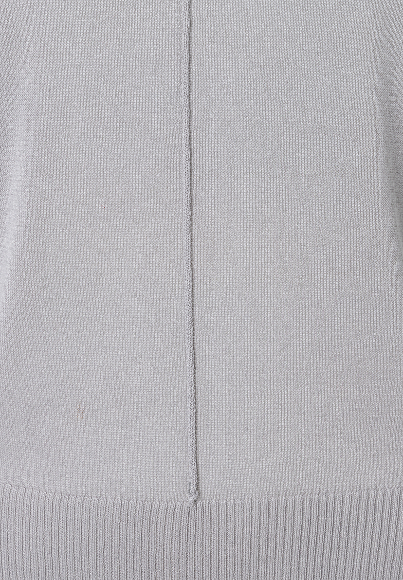 Detailaufnahme eines MORE & MORE Strickpullovers in Hellgrau. Detailaufnahme eines MORE & MORE Strickpullovers in Hellgrau.