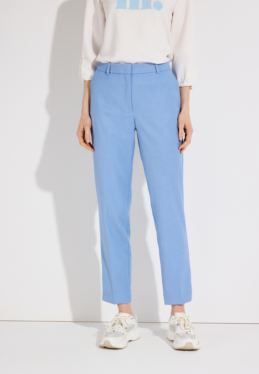 Eine Person in einer MORE & MORE Webware-Stretchhose, kombiniert mit einem rosa Hemd und braunen Schuhen. Eine Person in einer MORE & MORE Webware-Stretchhose, kombiniert mit einem rosa Hemd und braunen Schuhen.