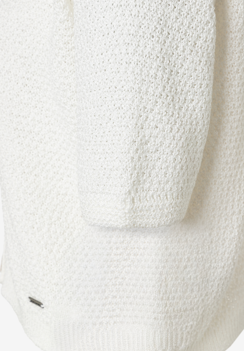 Detailaufnahme eines weißen MORE & MORE Strickpullovers. Detailaufnahme eines weißen MORE & MORE Strickpullovers.