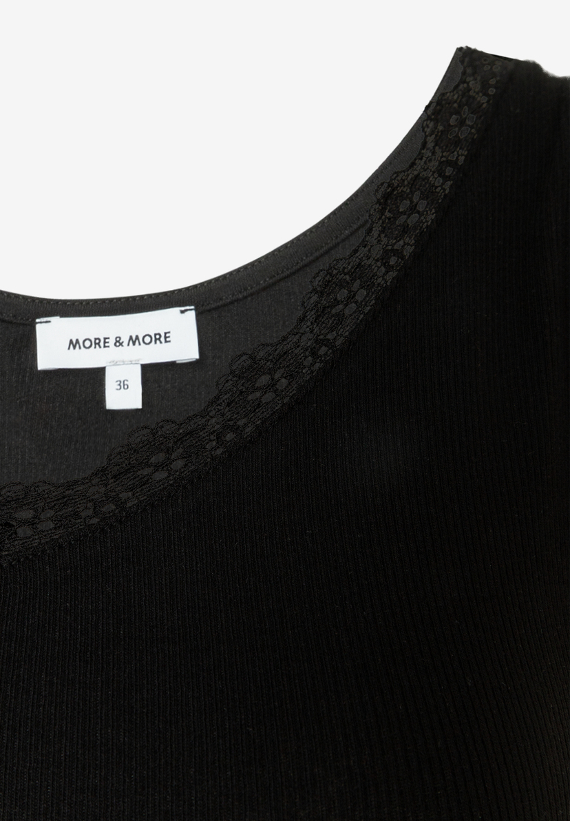 MORE & MORE schwarzes T-Shirt/Top mit Spitze am Ausschnitt und Etikett mit Grösse 36. MORE & MORE schwarzes T-Shirt/Top mit Spitze am Ausschnitt und Etikett mit Grösse 36.