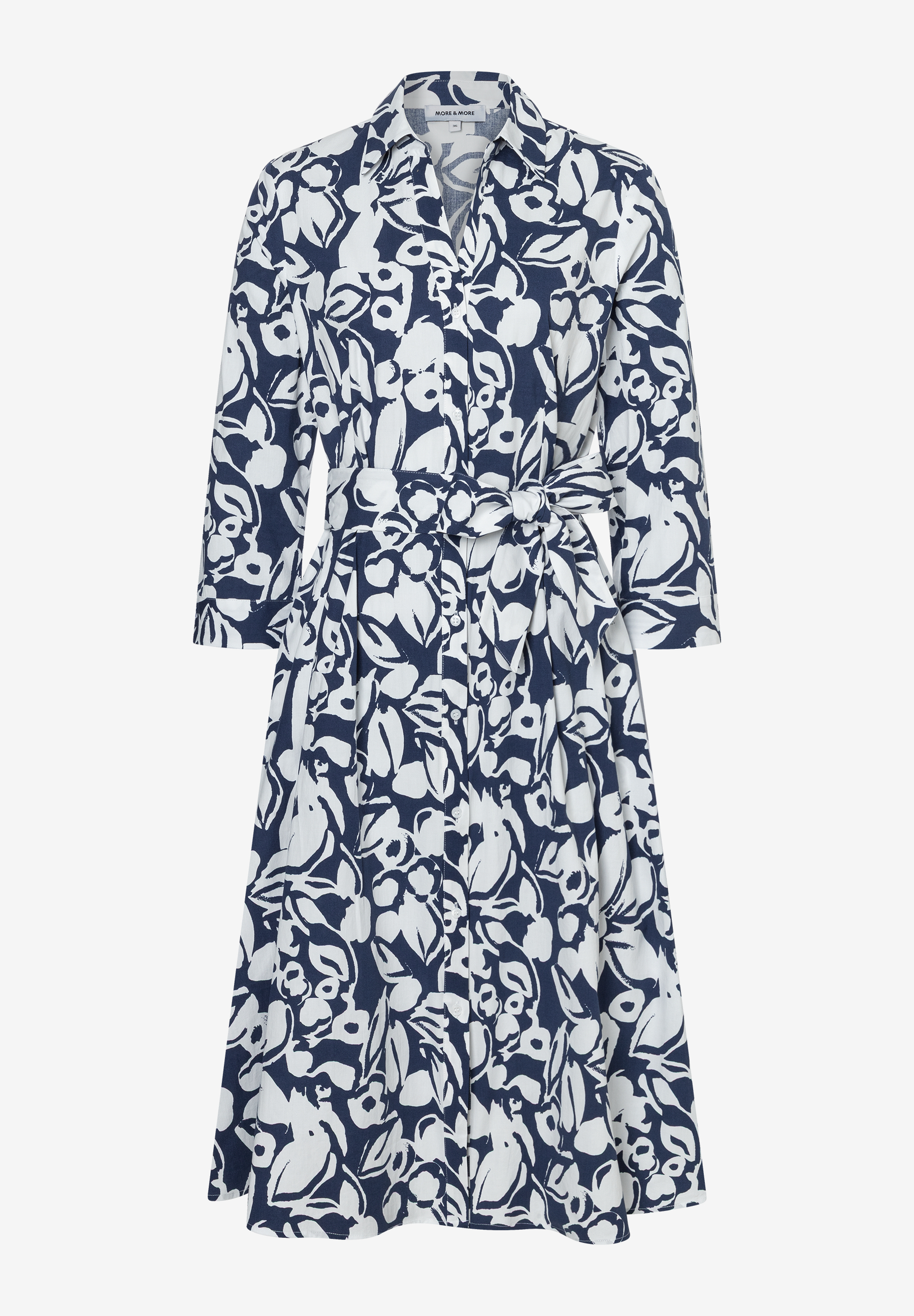 Ein MORE & MORE Oberteil/Kleid mit blau-weißem Blütenmuster und Bindegürtel. Ein MORE & MORE Oberteil/Kleid mit blau-weißem Blütenmuster und Bindegürtel.