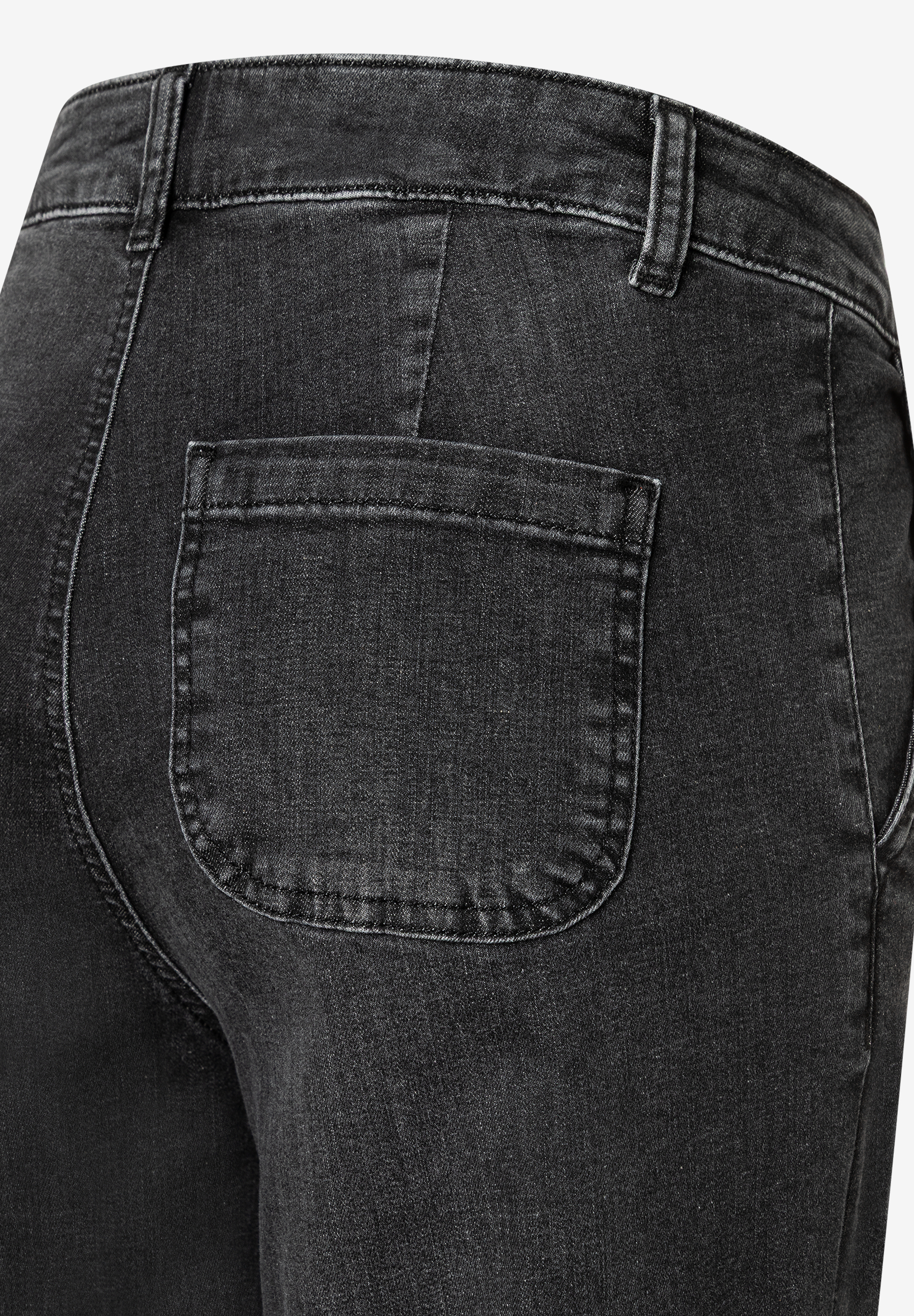 Nahaufnahme der schwarzen MORE & MORE Denim-Jeans mit abgerundeter Gesäßtasche und Gürtelschlaufen. Nahaufnahme der schwarzen MORE & MORE Denim-Jeans mit abgerundeter Gesäßtasche und Gürtelschlaufen.