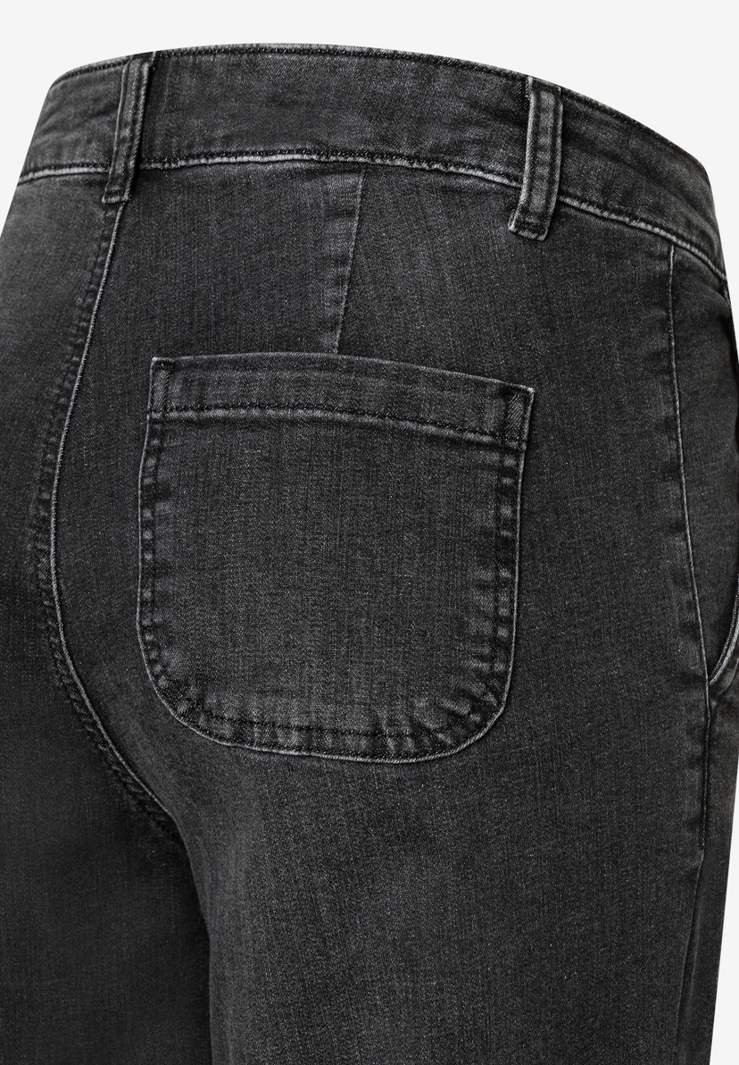 Nahaufnahme der schwarzen MORE & MORE Denim-Jeans mit abgerundeter Gesäßtasche und Gürtelschlaufen. Nahaufnahme der schwarzen MORE & MORE Denim-Jeans mit abgerundeter Gesäßtasche und Gürtelschlaufen.