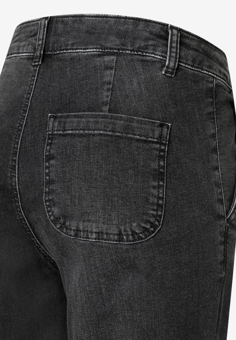 Nahaufnahme der schwarzen MORE & MORE Denim-Jeans mit abgerundeter Gesäßtasche und Gürtelschlaufen. Nahaufnahme der schwarzen MORE & MORE Denim-Jeans mit abgerundeter Gesäßtasche und Gürtelschlaufen.