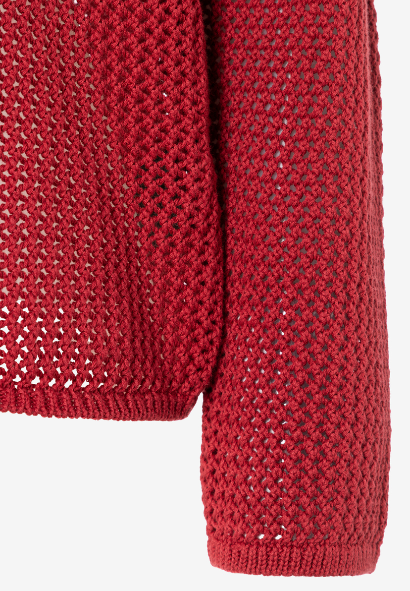 MORE & MORE Pullover: Detailaufnahme eines roten Strickpullovers mit zartem Lochmuster und geripptem Saum. Ein Ärmel ist an der Seite des Pullovers angenäht. MORE & MORE Pullover: Detailaufnahme eines roten Strickpullovers mit zartem Lochmuster und geripptem Saum. Ein Ärmel ist an der Seite des Pullovers angenäht.