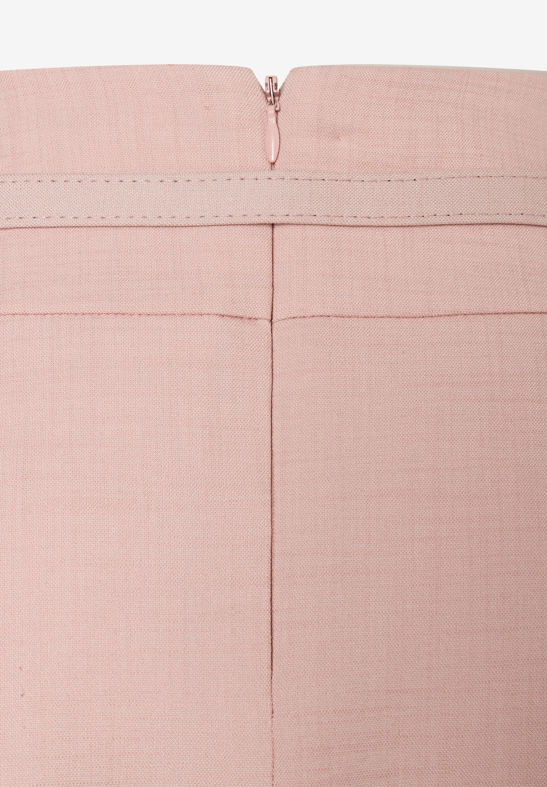 Nahaufnahme Bund eines rosafarbenen MORE & MORE Rocks mit Reißverschluss und feiner Webstruktur.