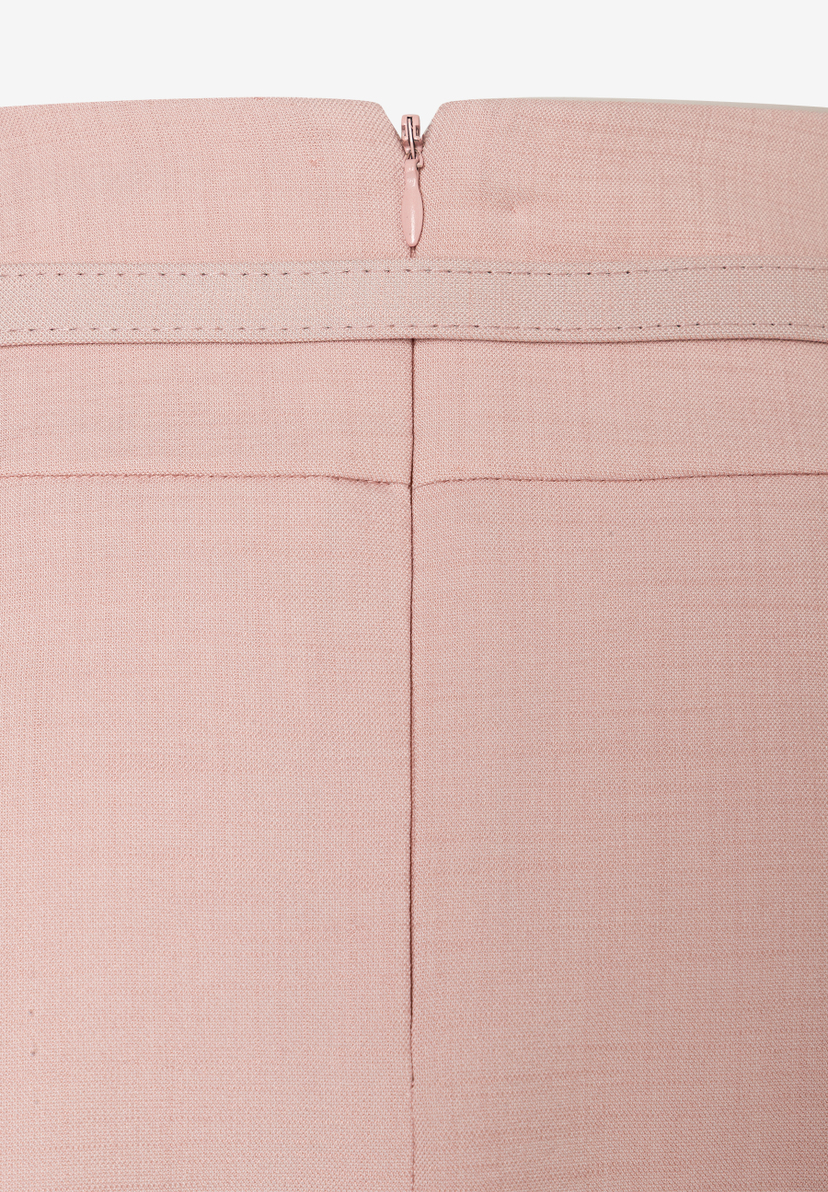 Nahaufnahme Bund eines rosafarbenen MORE & MORE Rocks mit Reißverschluss und feiner Webstruktur.