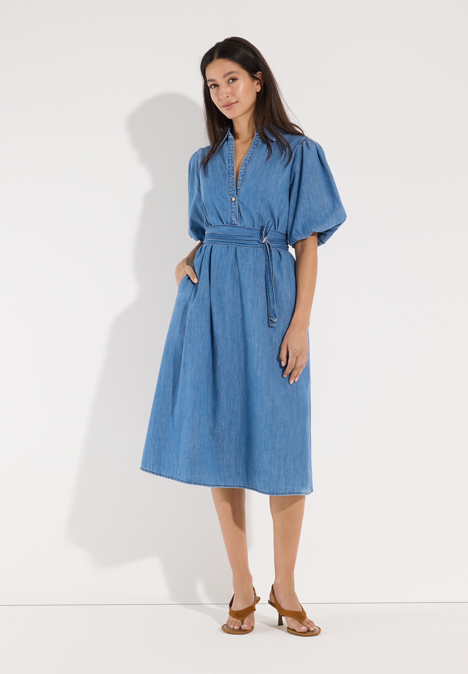 MORE & MORE Damen-Denimkleid aus Baumwolle mit Gürtel und Puffärmeln, bis zu den Waden reichend, hautfreundlich.